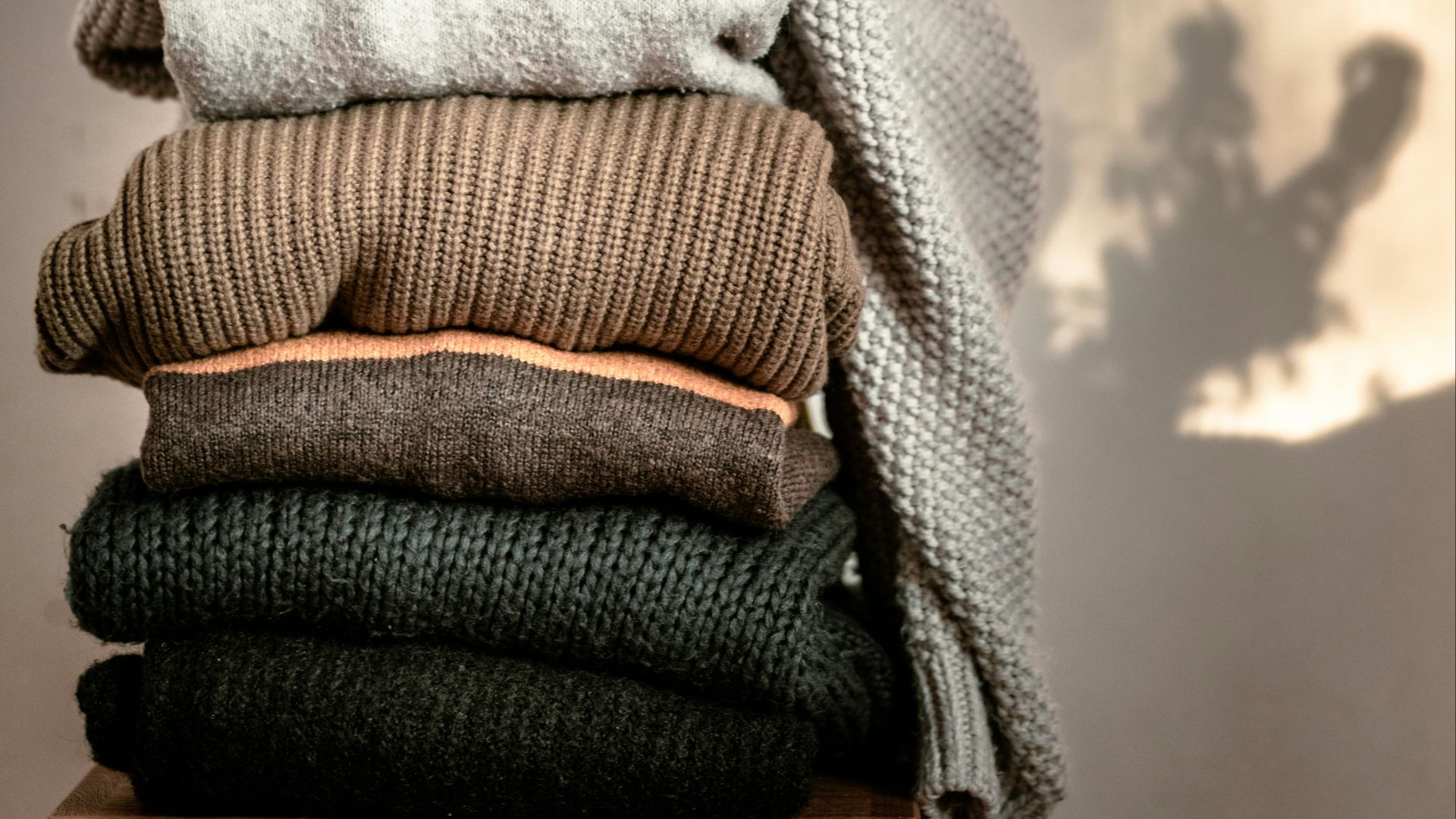 6. Pull en maille de couleur neutre
