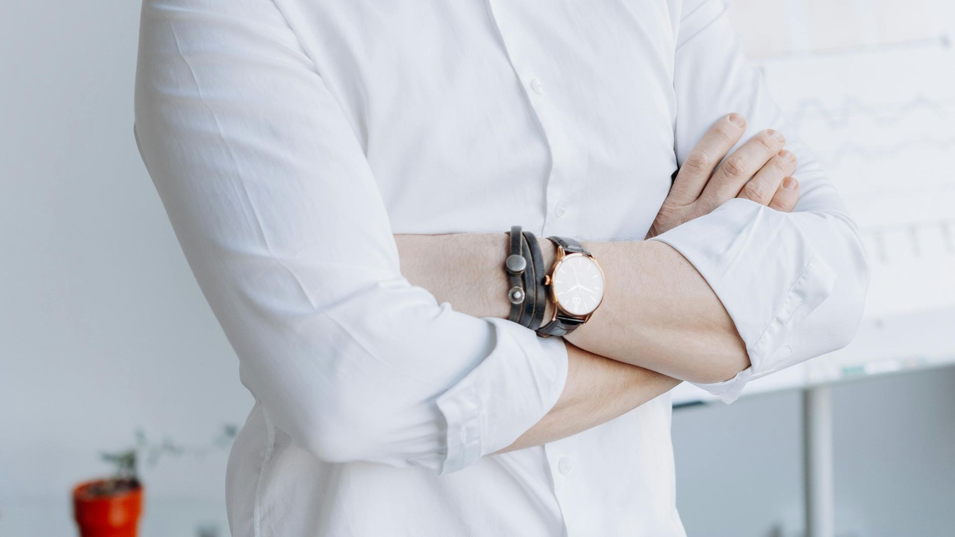 6. Une chemise boutonnée aux poignets retroussés