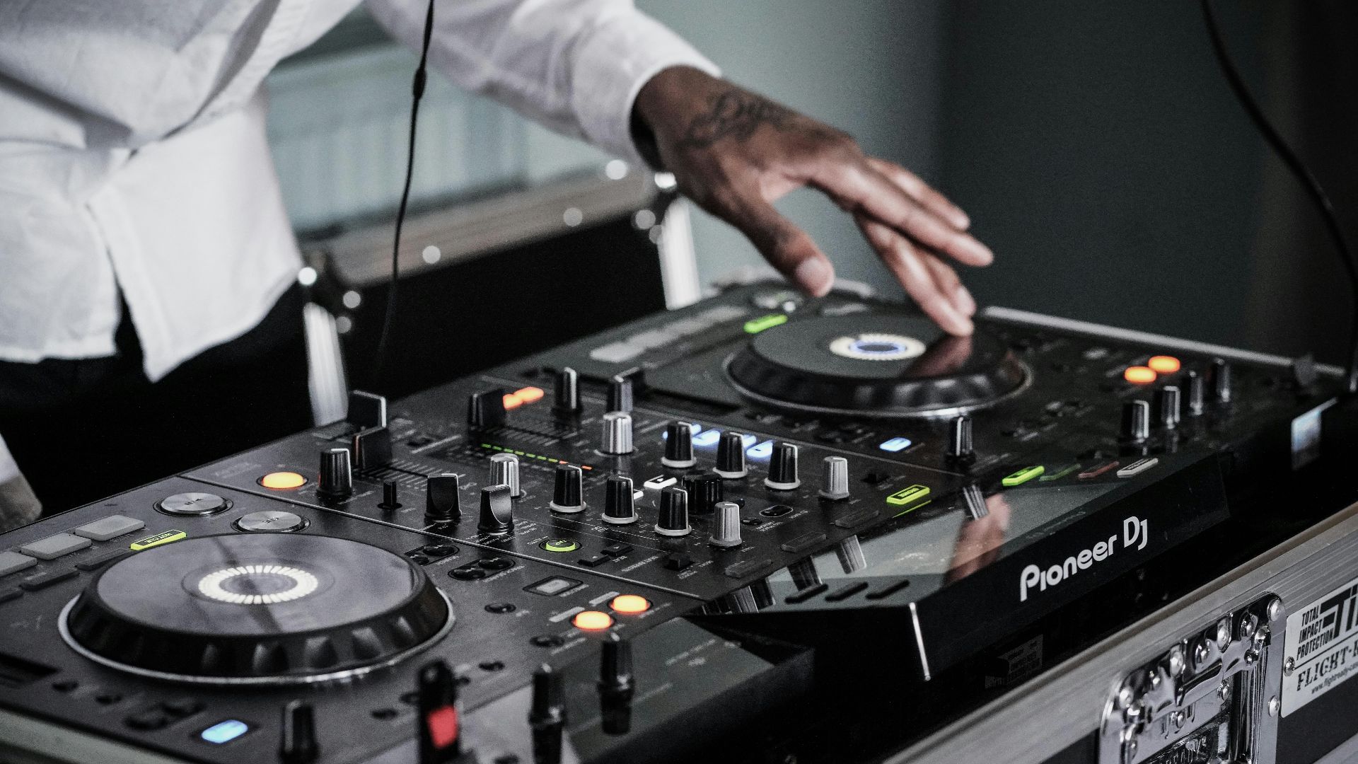 13. Engager un DJ ou un groupe sans tenir compte de la salle