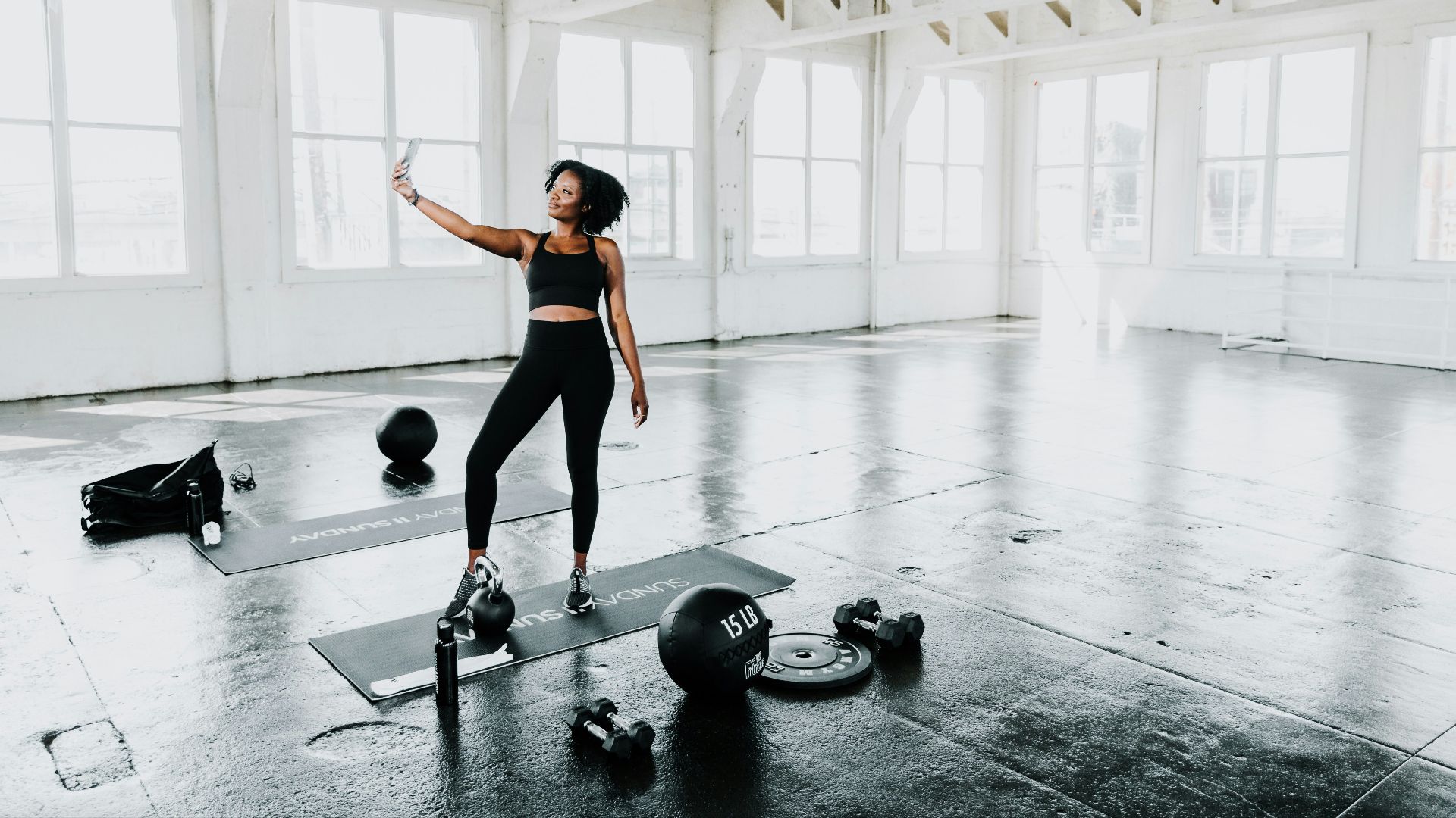 3. La photo devant le miroir de la salle de sport