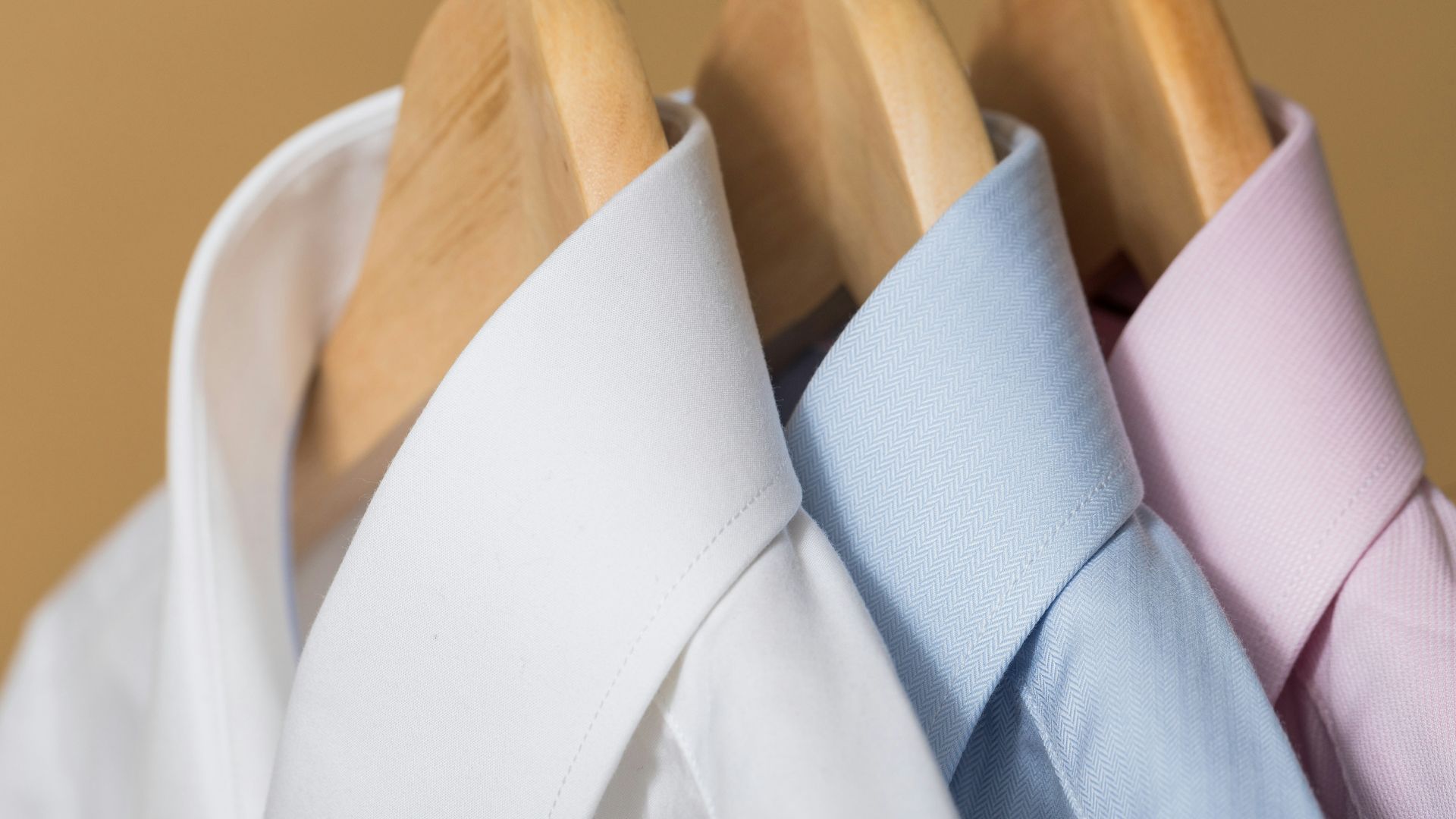 4. Une chemise blanche impeccable à boutons