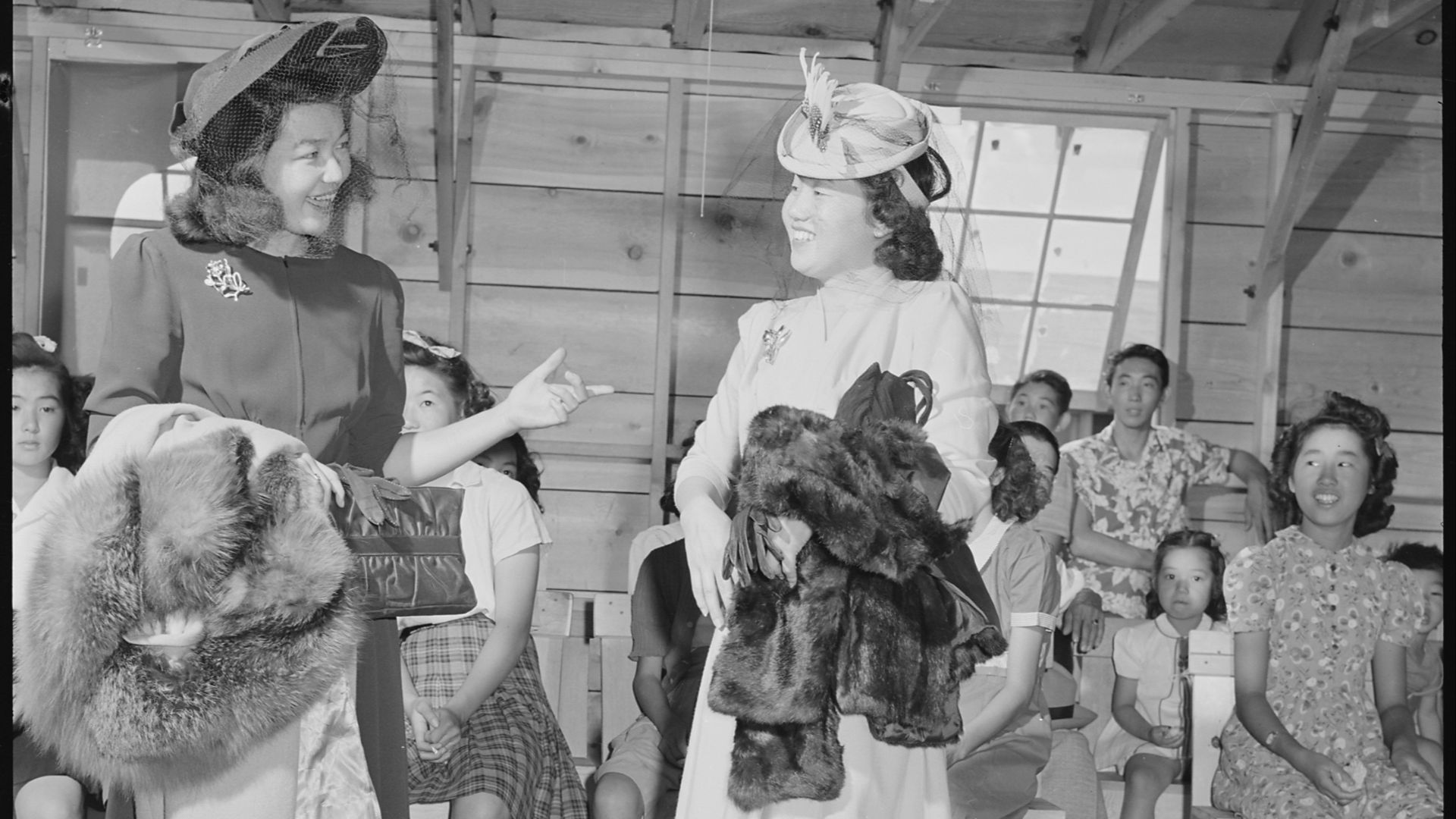 19. Les femmes de l'ère New Look : la politique des silhouettes