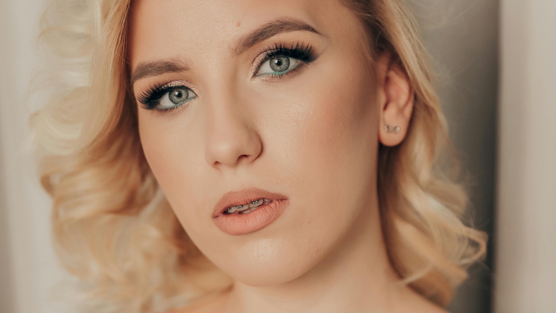 10. Cheveux blond platine naturel + yeux verts