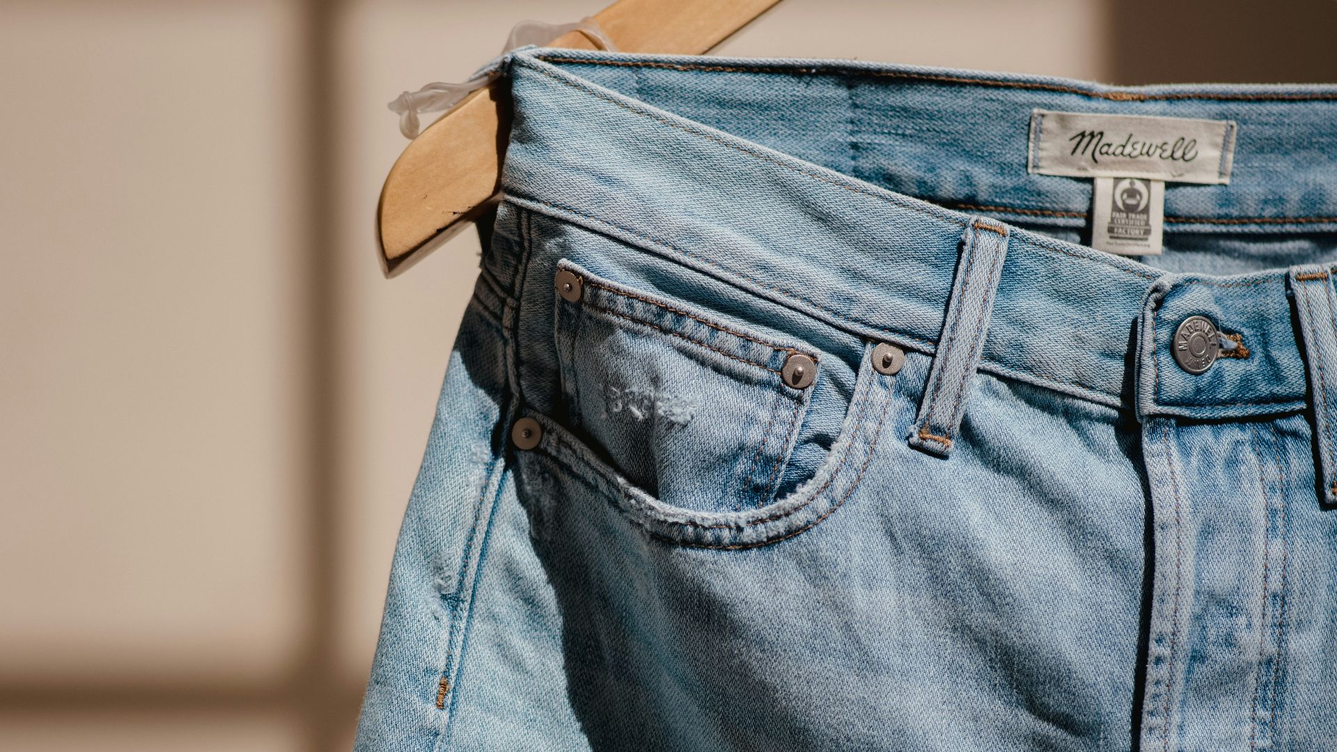 1. Le jean classique bien ajusté