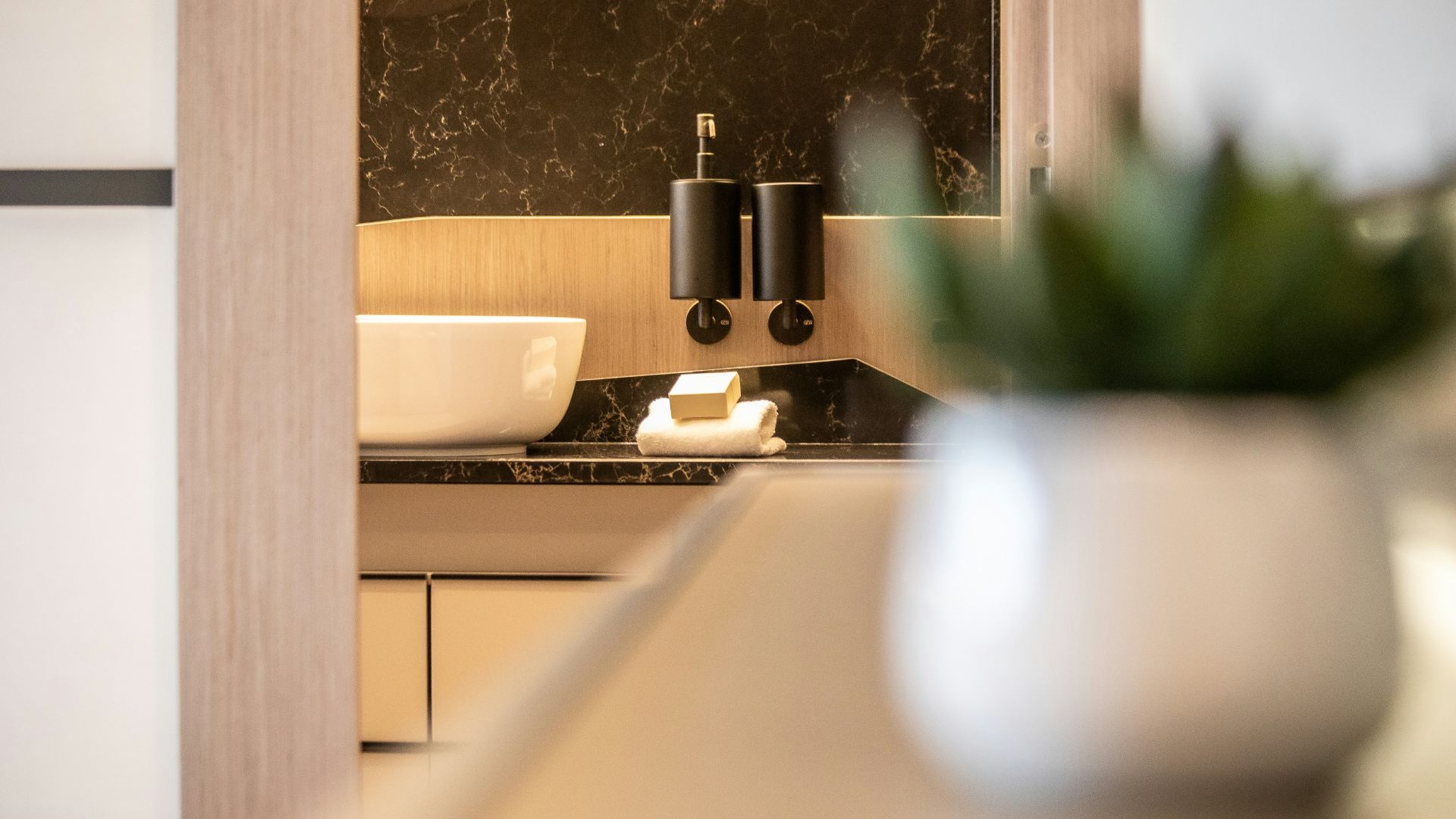 19. La salle de bains des invités, équipée de matériaux de meilleure qualité que celle de la maison