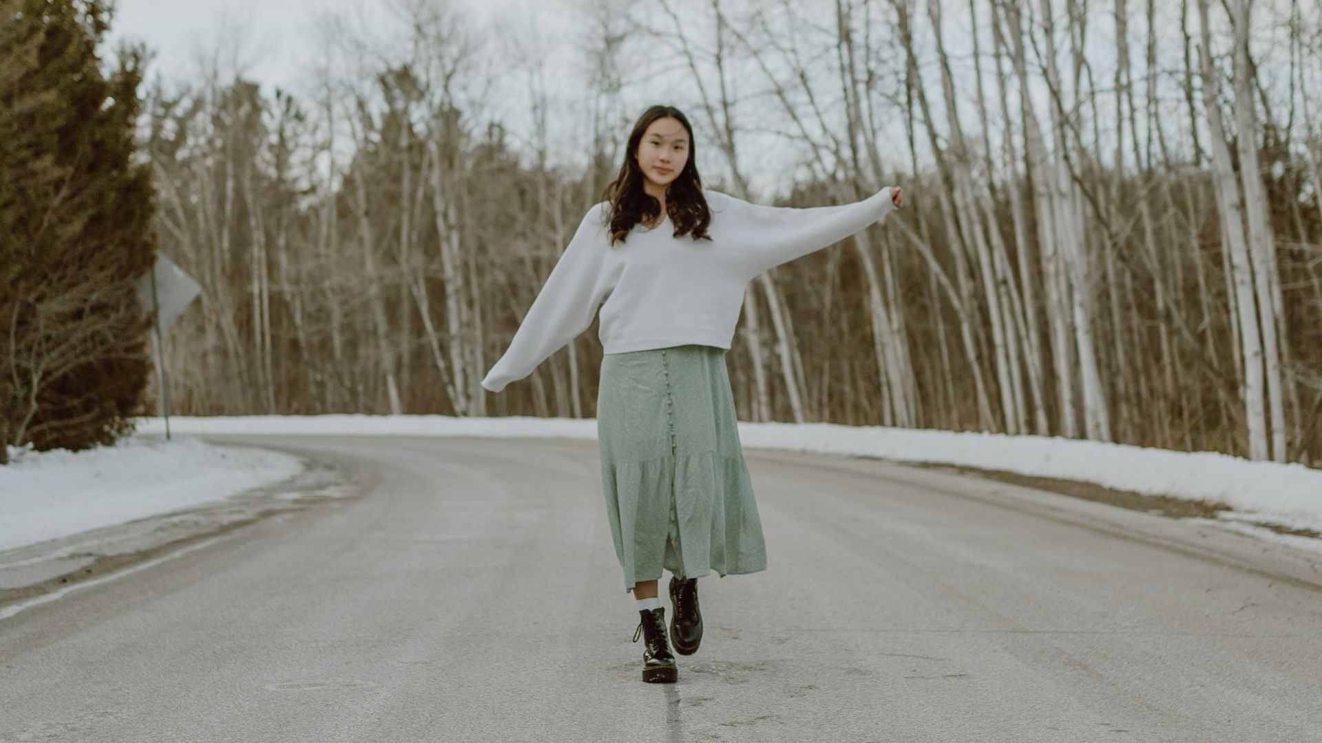 3. Pull + jupe midi + bottines