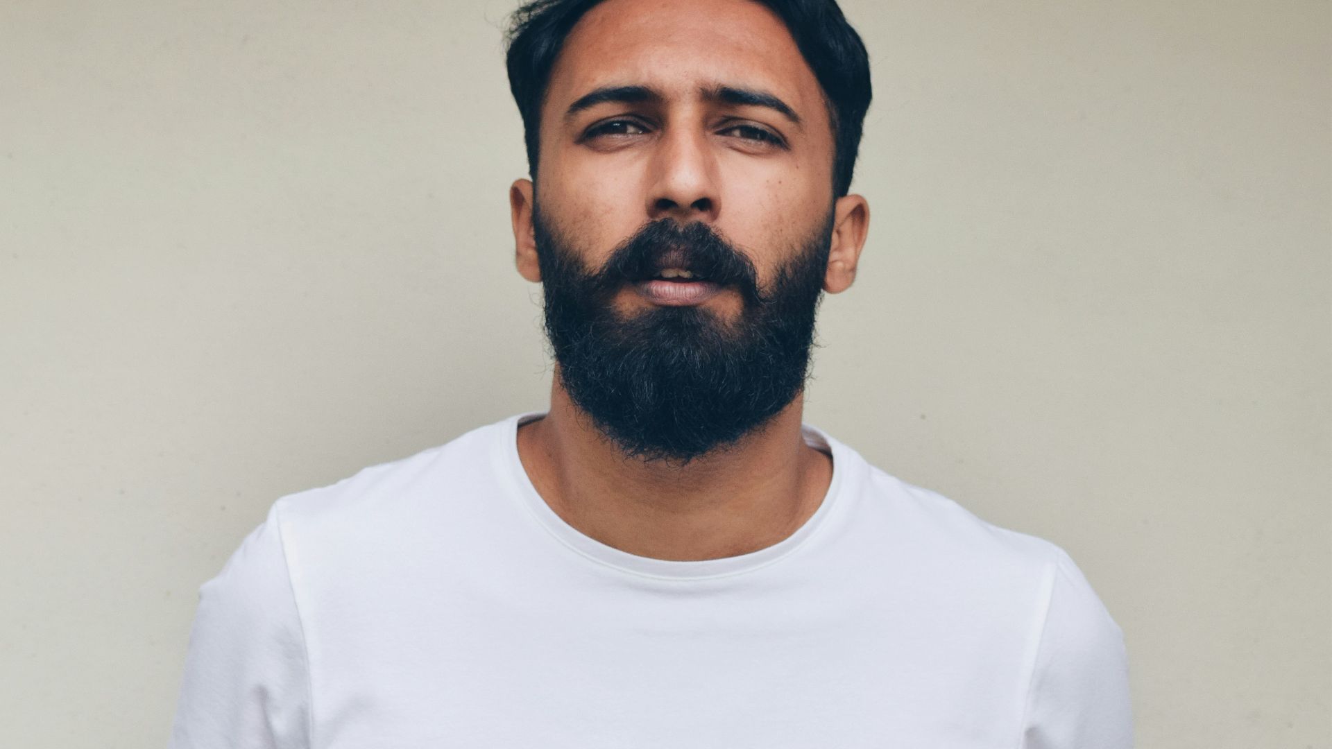 9. Un t-shirt blanc impeccable et un pantalon bien ajusté