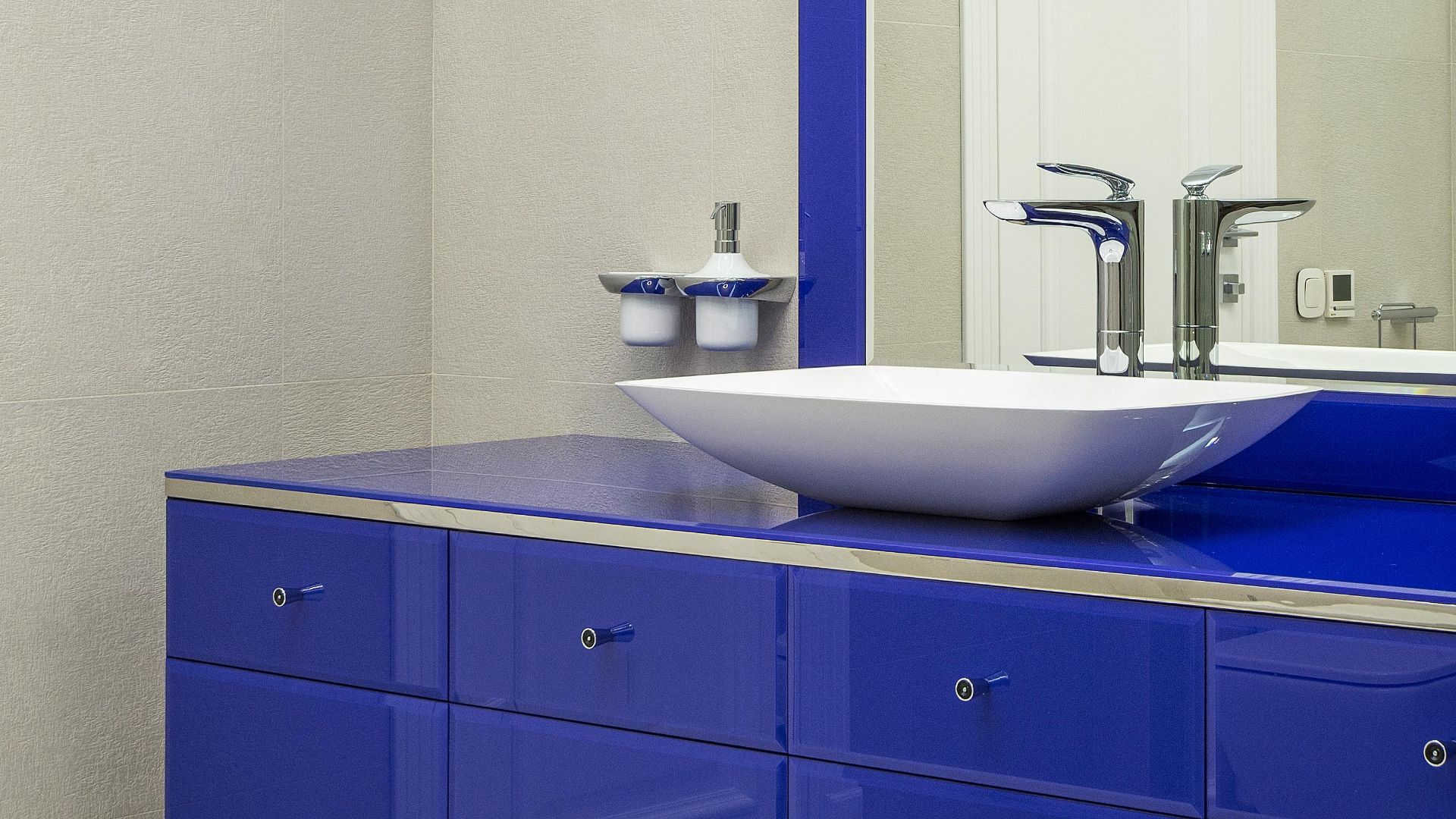 13. Le meuble sous-vasque peint dans une couleur très audacieuse