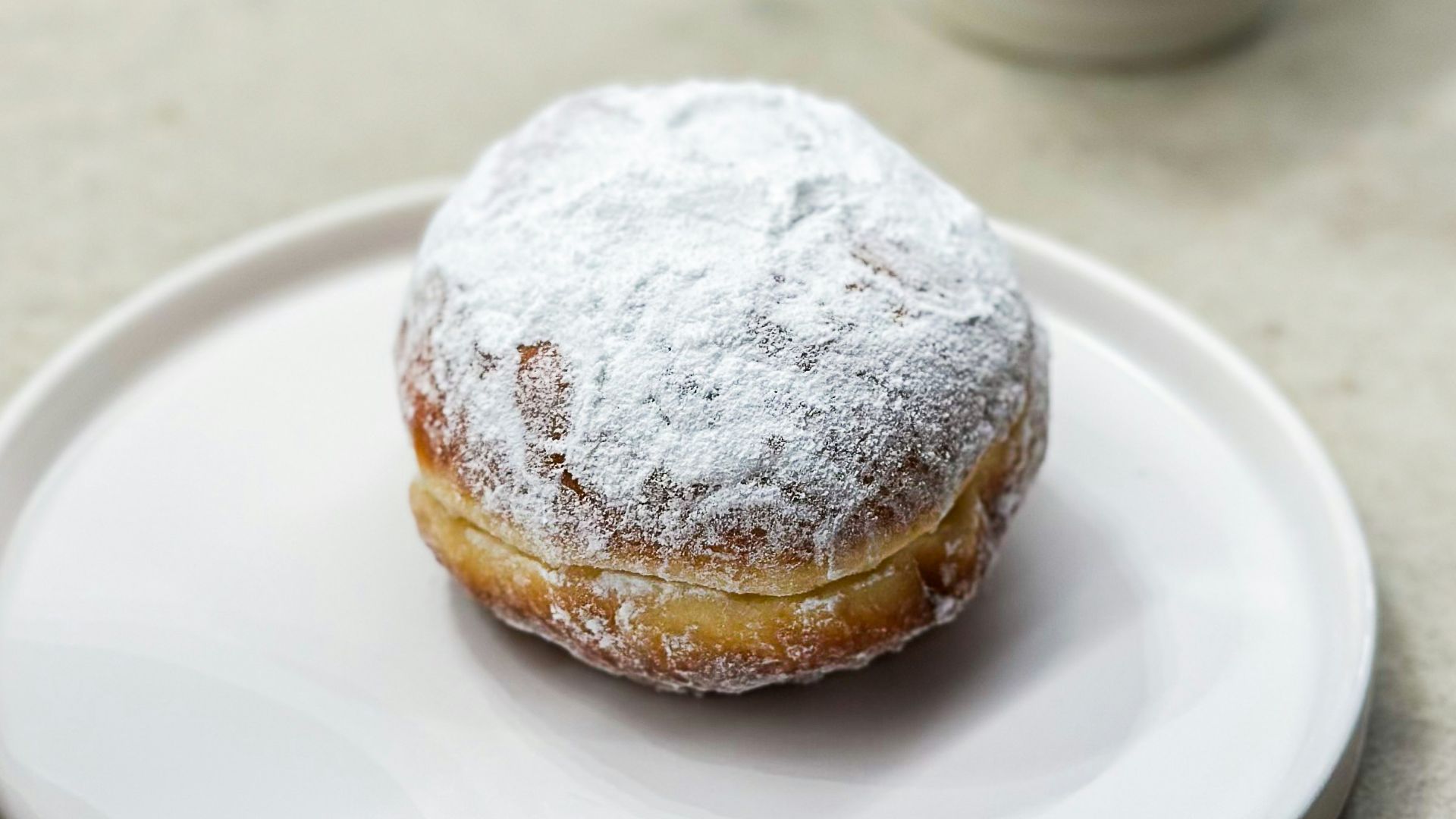 1. Beignets saupoudrés de sucre