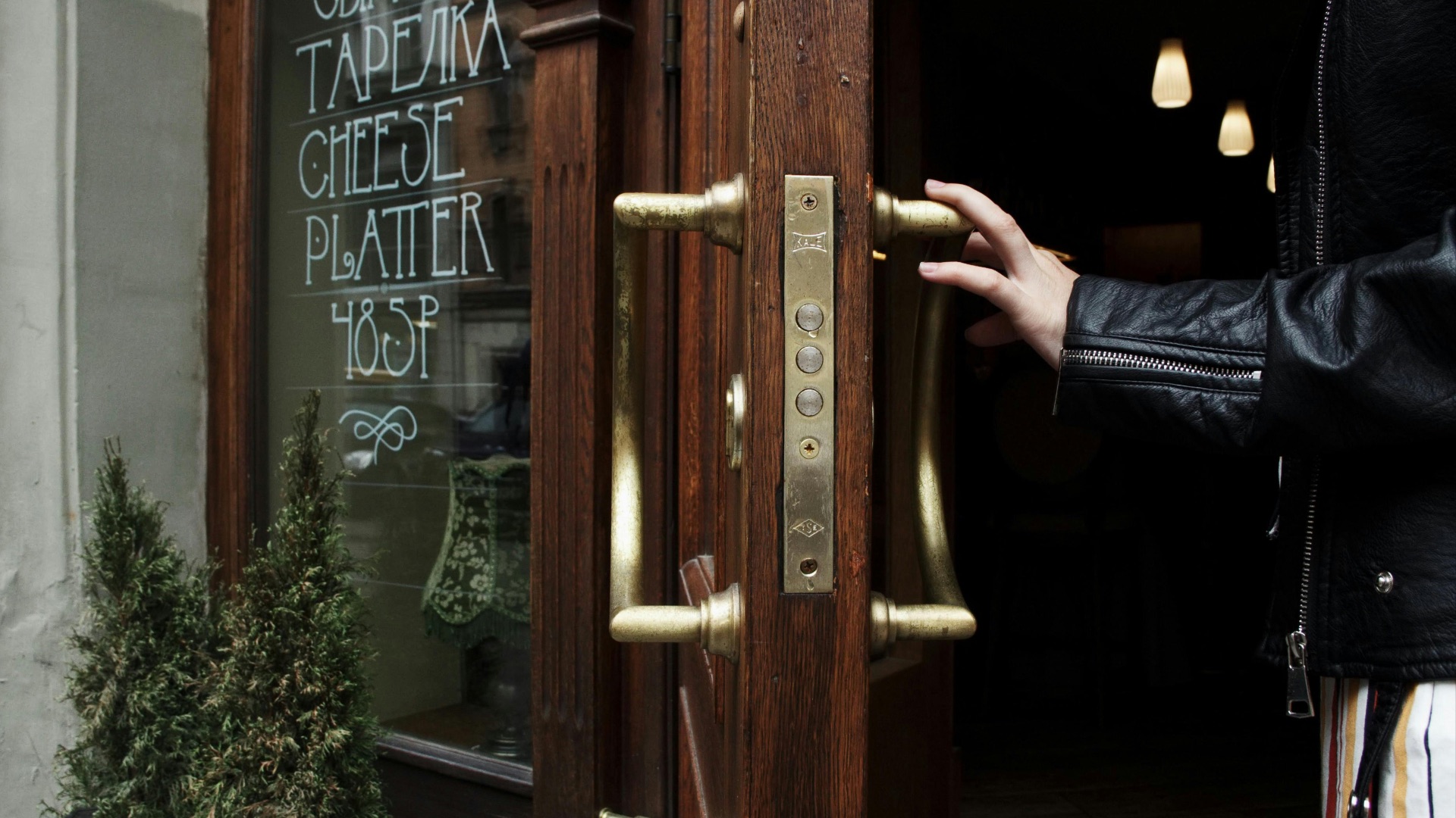 1. Tenez la porte à la personne derrière vous