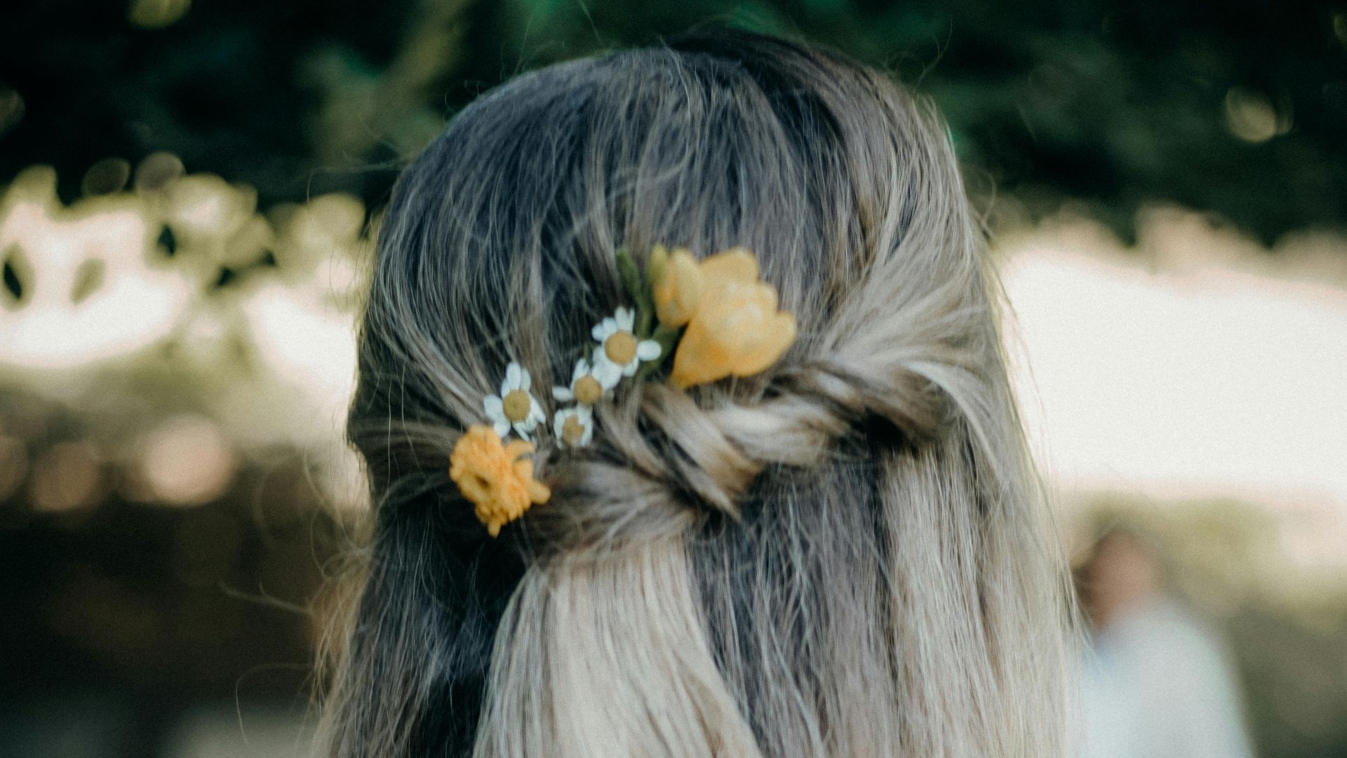 7. Cheveux mi-longs, mi-attachés avec une couronne fixée par des épingles