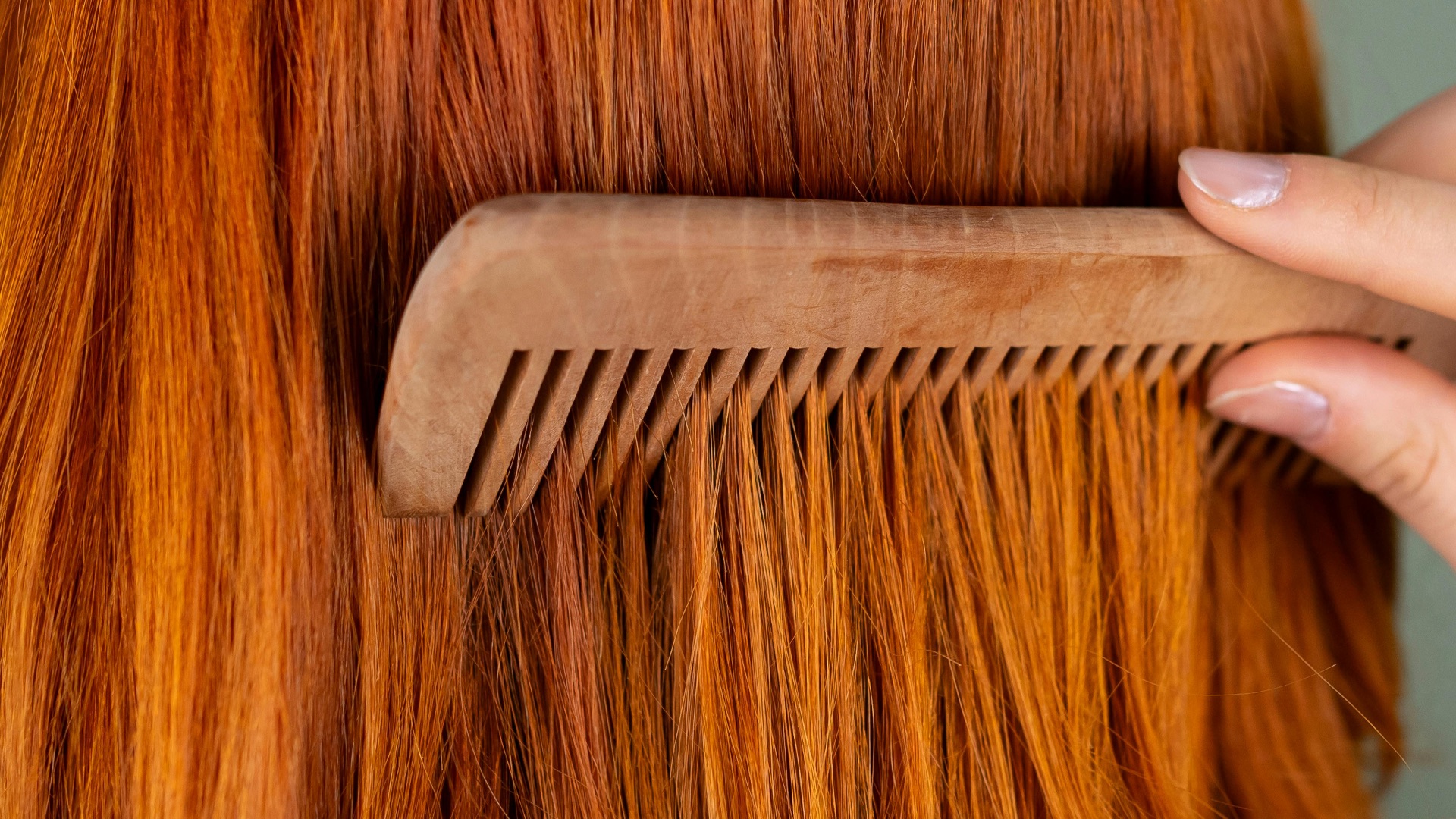 7. Utilisez un peigne à dents larges sur les cheveux mouillés