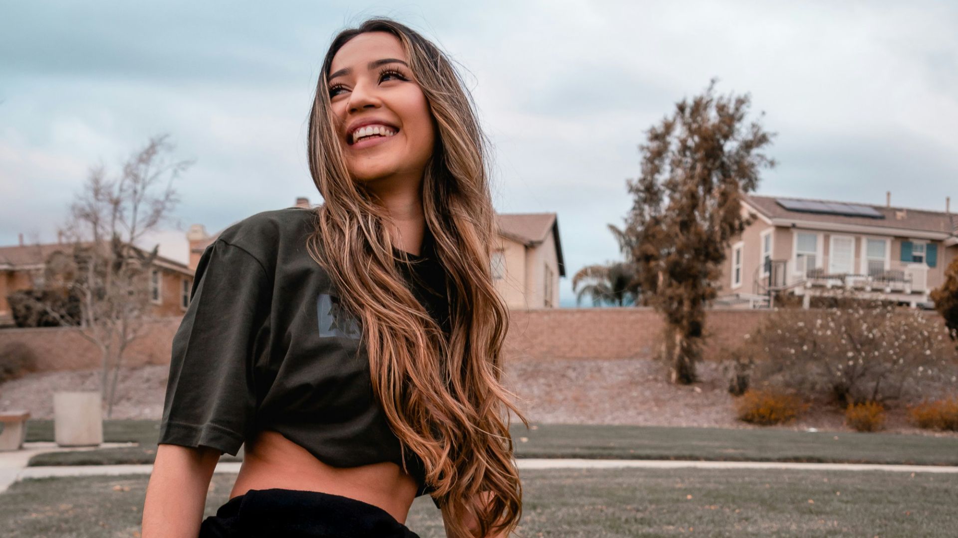 8. Le style athleisure revisité avec une touche structurée