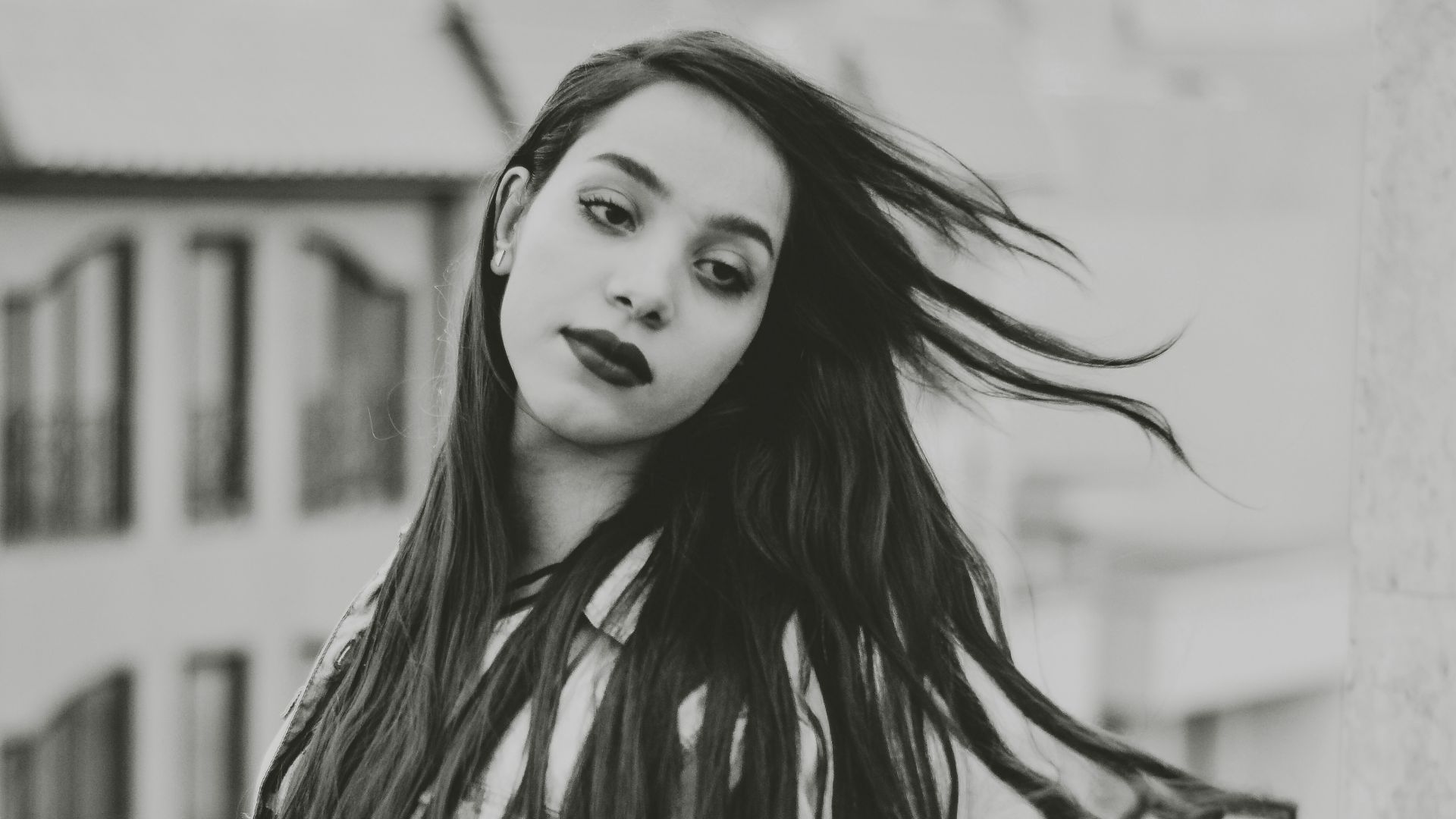 6. Une couleur de cheveux trop foncée et trop uniforme