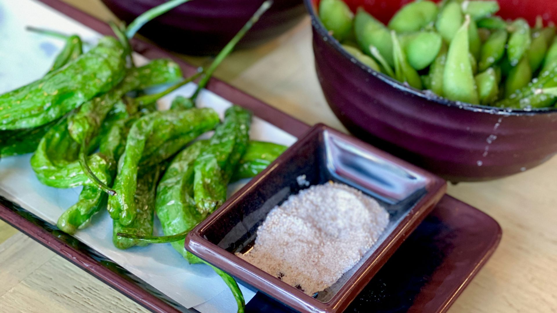 14. Assiette d'edamame et de galettes de riz