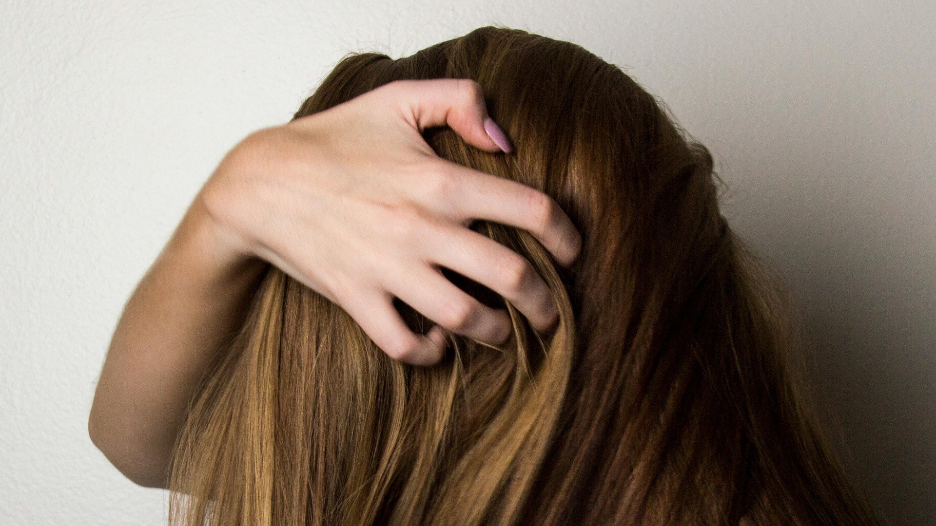 7. Votre cuir chevelu vous démange, vous donne une sensation de tiraillement ou est irrité