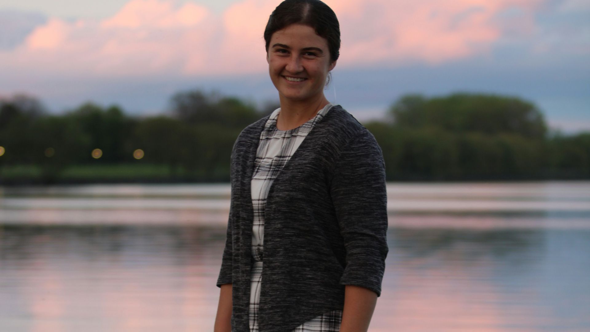 16. Cardigan léger et jupe midi