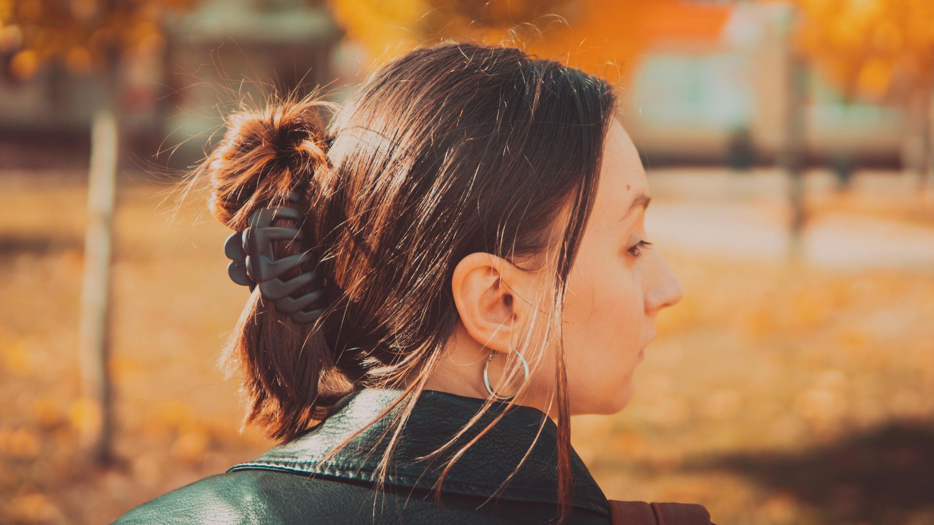 17. Une coiffure avec une pince à cheveux torsadée