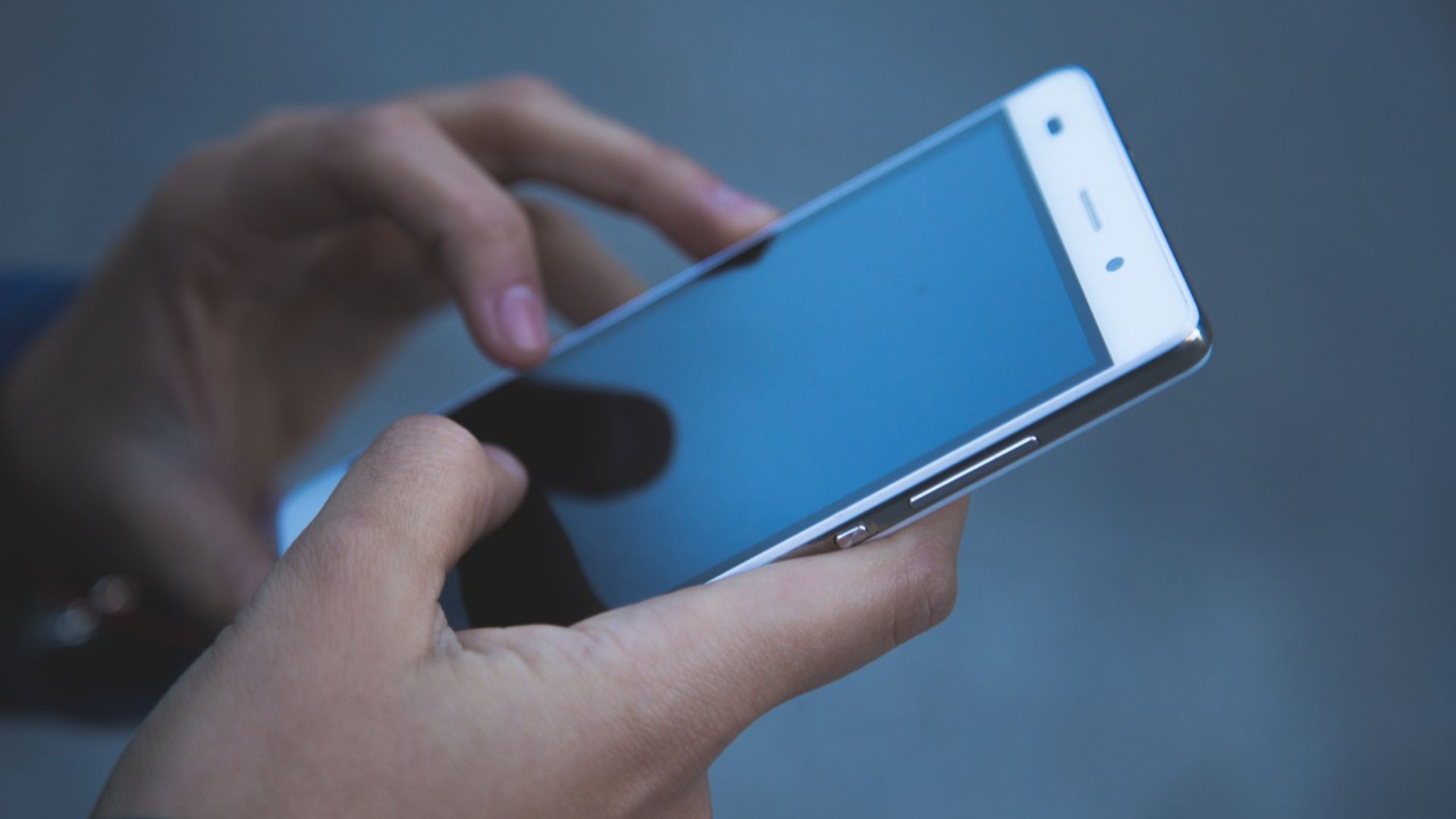 6. Utiliser son téléphone en restant debout