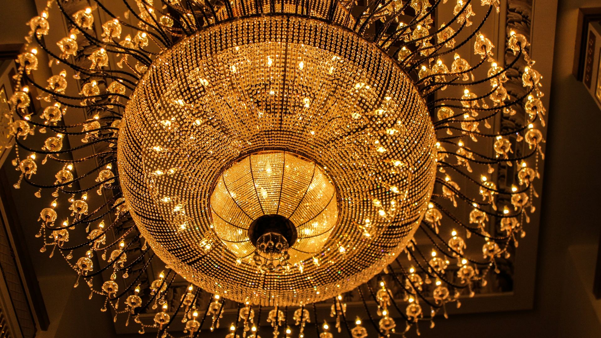 1. Lustres géants en cristal
