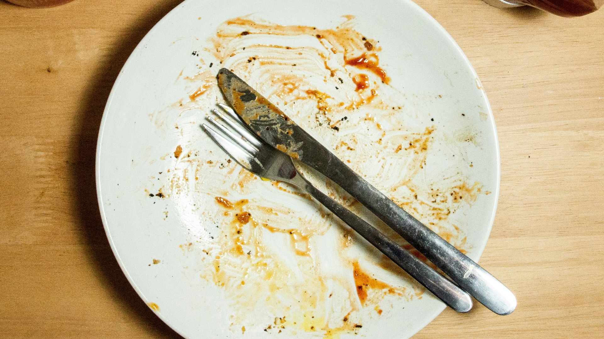 2. Vous laissez les restes de nourriture sécher dans l'assiette