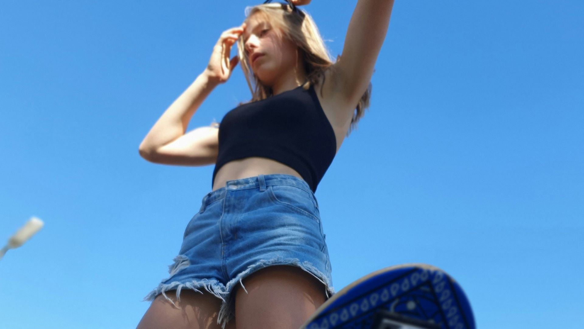 2. Un short en jean avec un débardeur simple