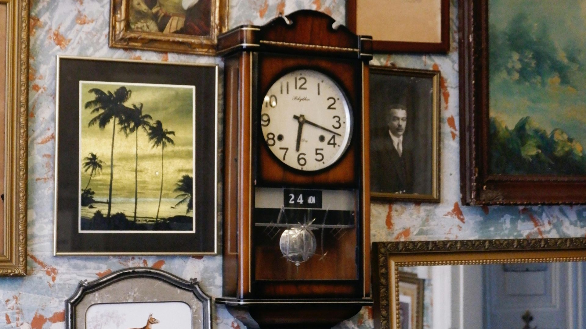 3. Ils accrochent leurs œuvres d'art avec désinvolture