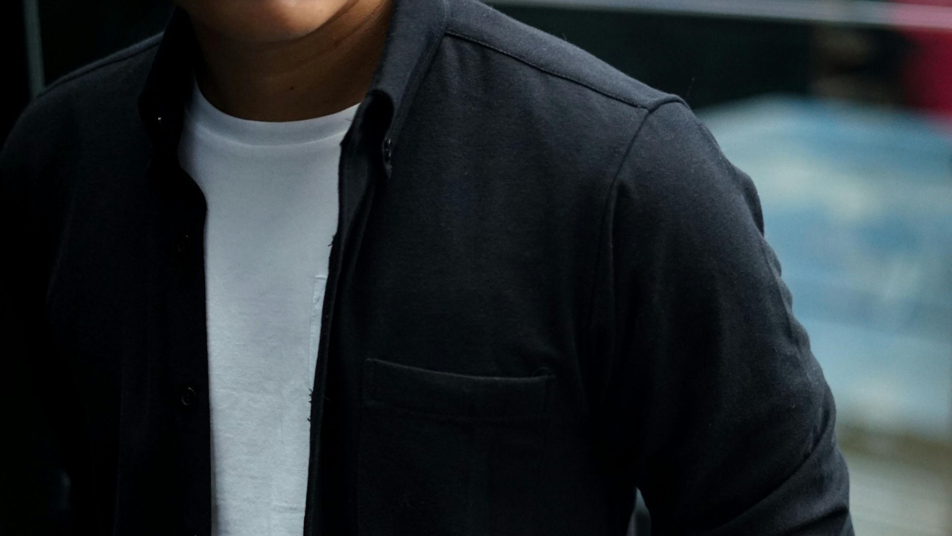 4. Une chemise décontractée à boutons, portée ouverte par-dessus un t-shirt