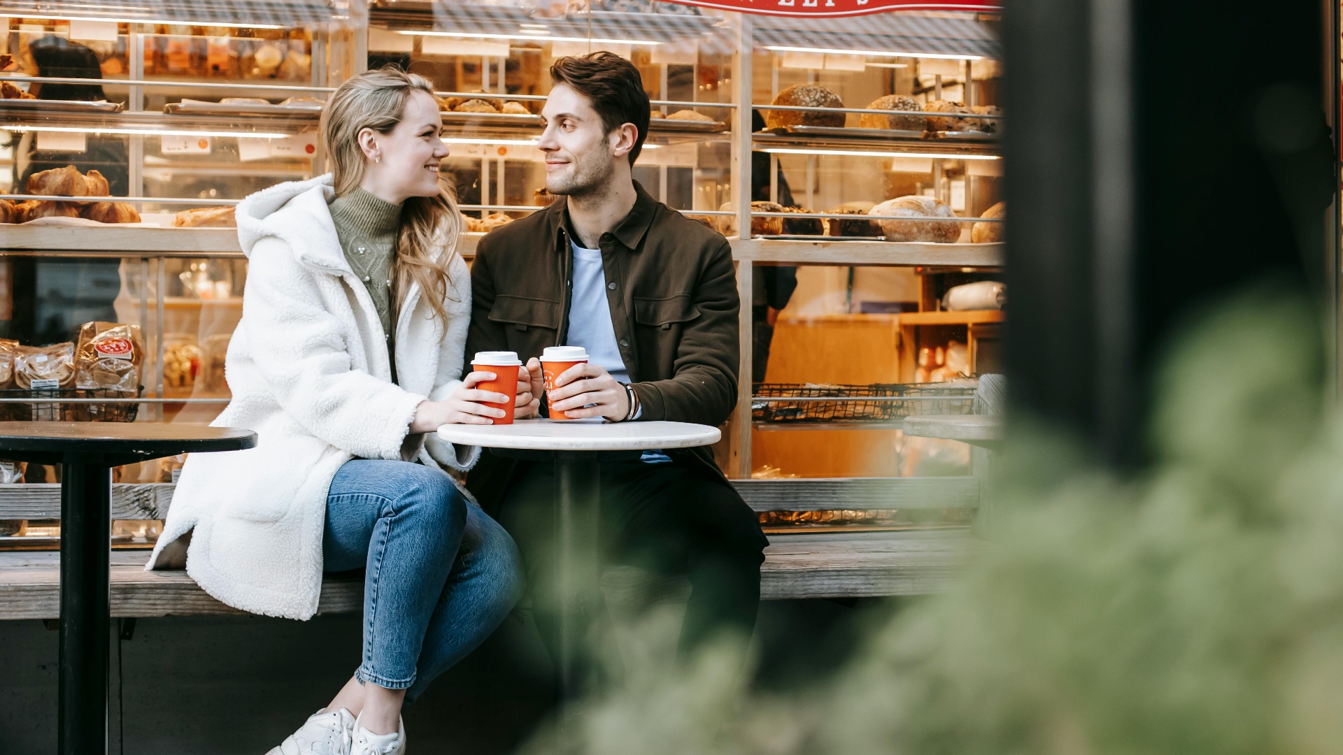 6. Le rendez-vous a lieu dans un endroit familier et public