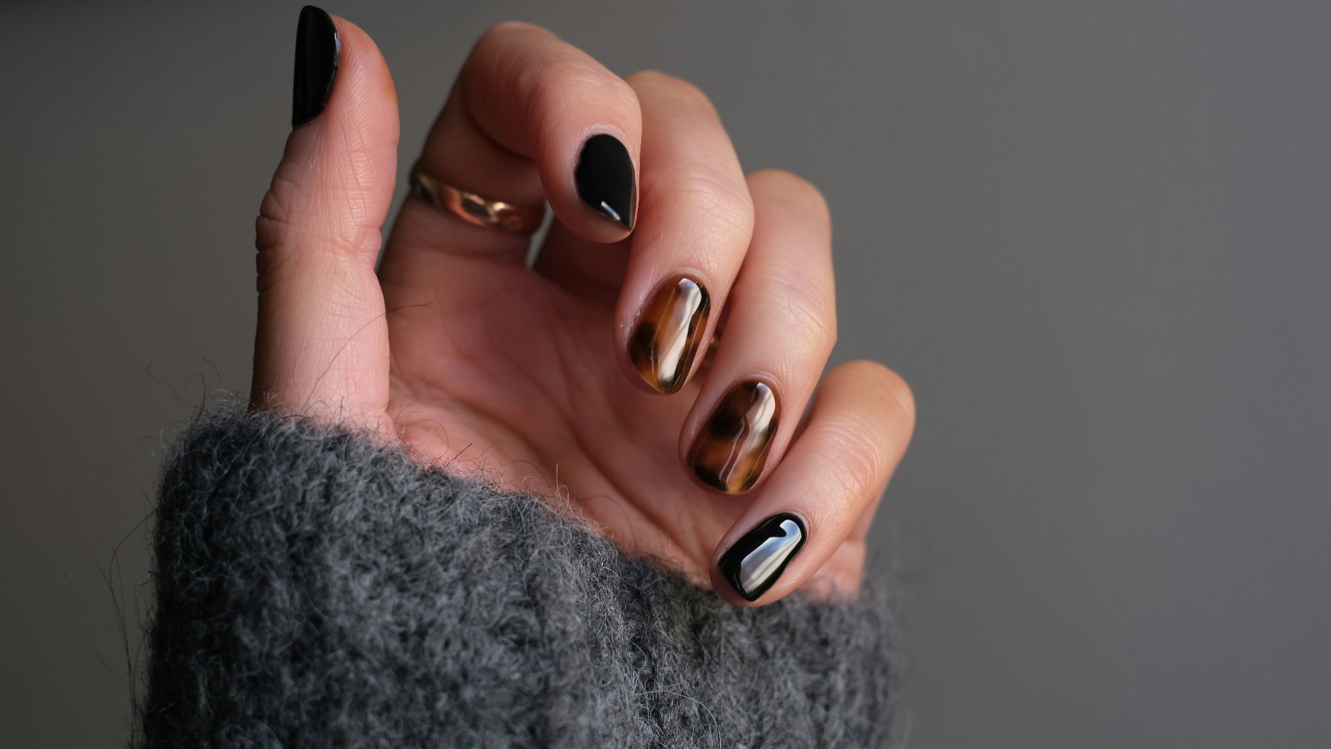 17. Ajoutez des touches métalliques à vos ongles ou à votre maquillage