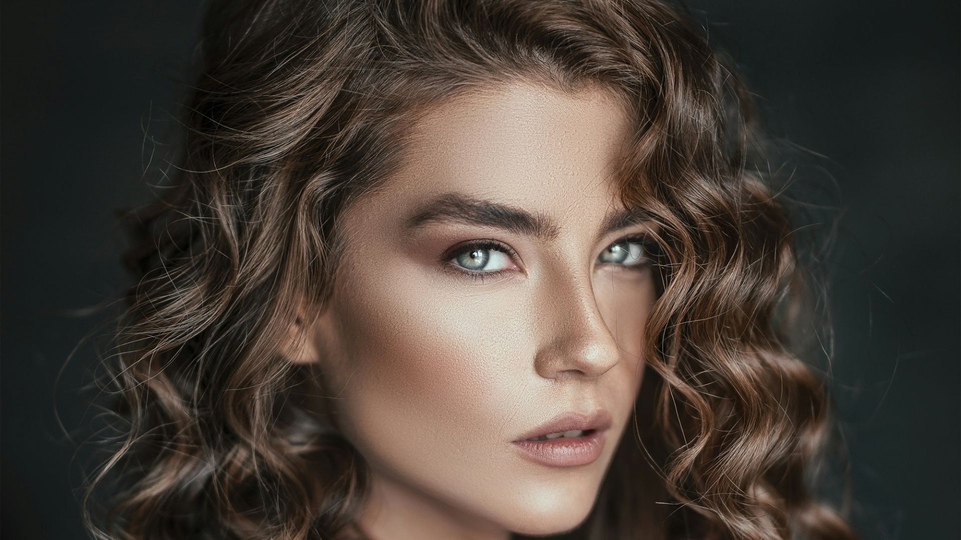 9. Des boucles souples pour les visages carrés