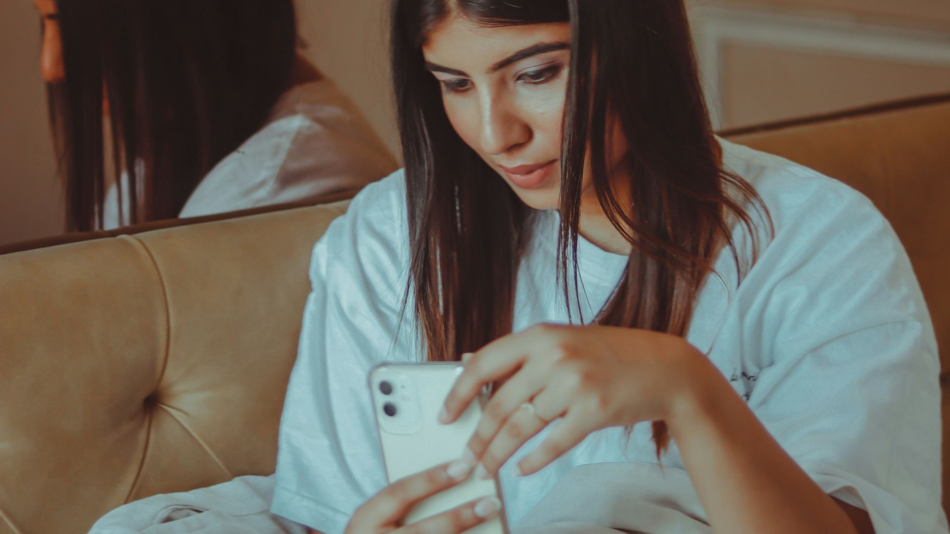 4. Faire défiler son téléphone au lit