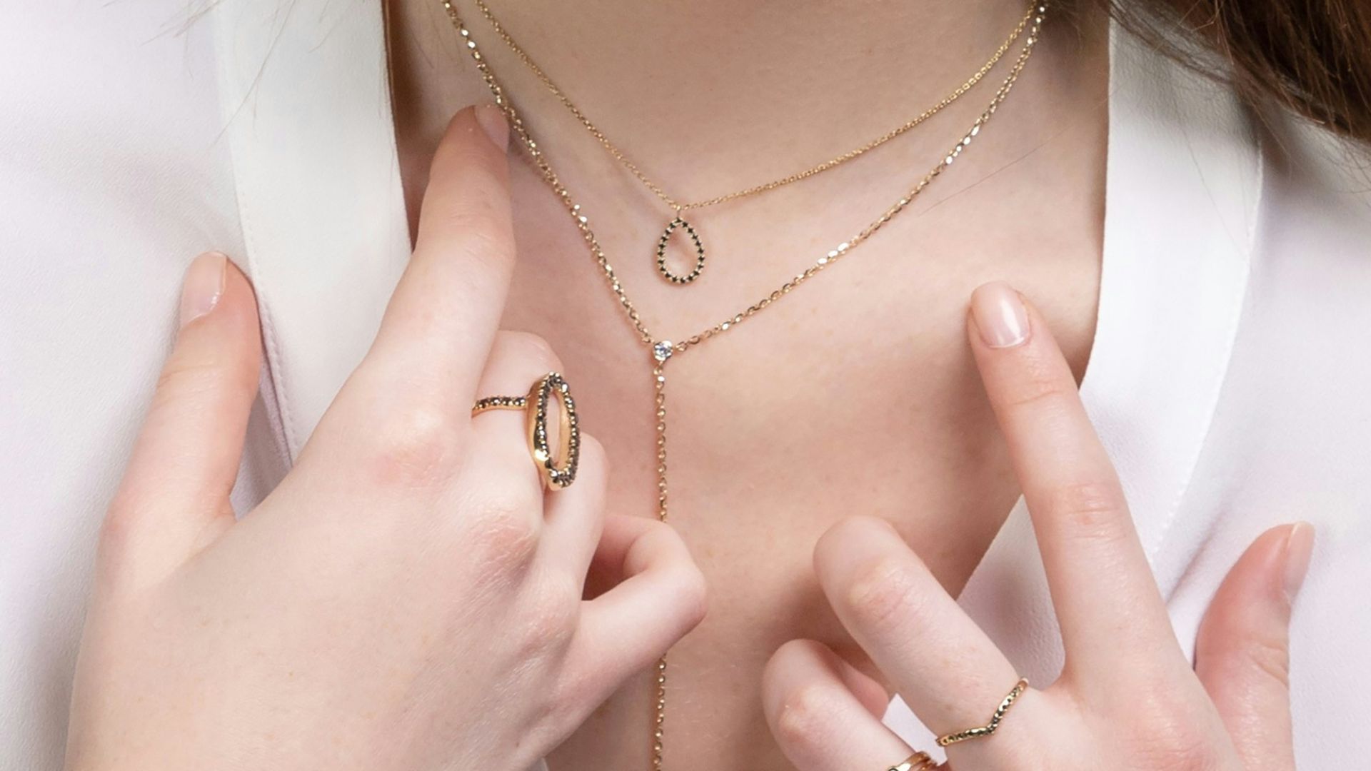 14. Portez le moins de bijoux possible