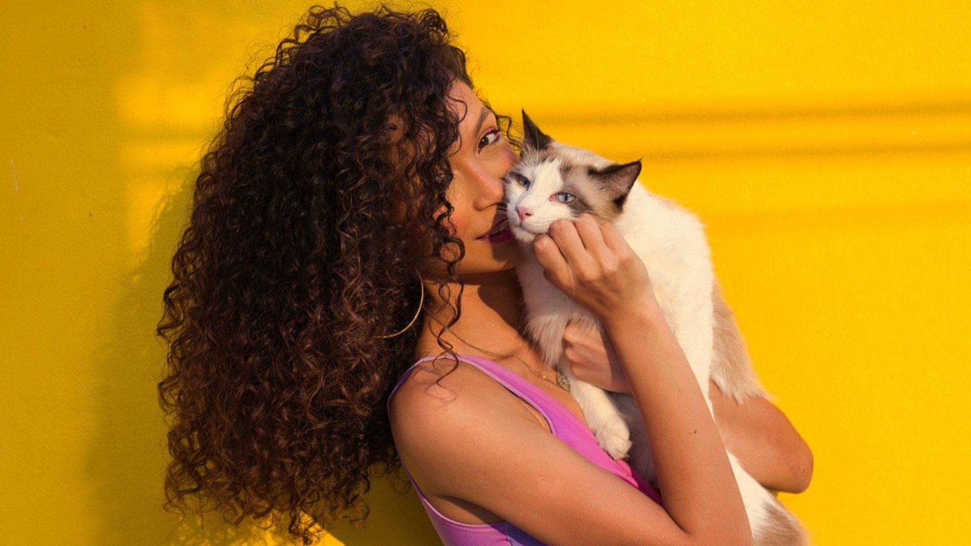 5. Tu parles au chat en passant