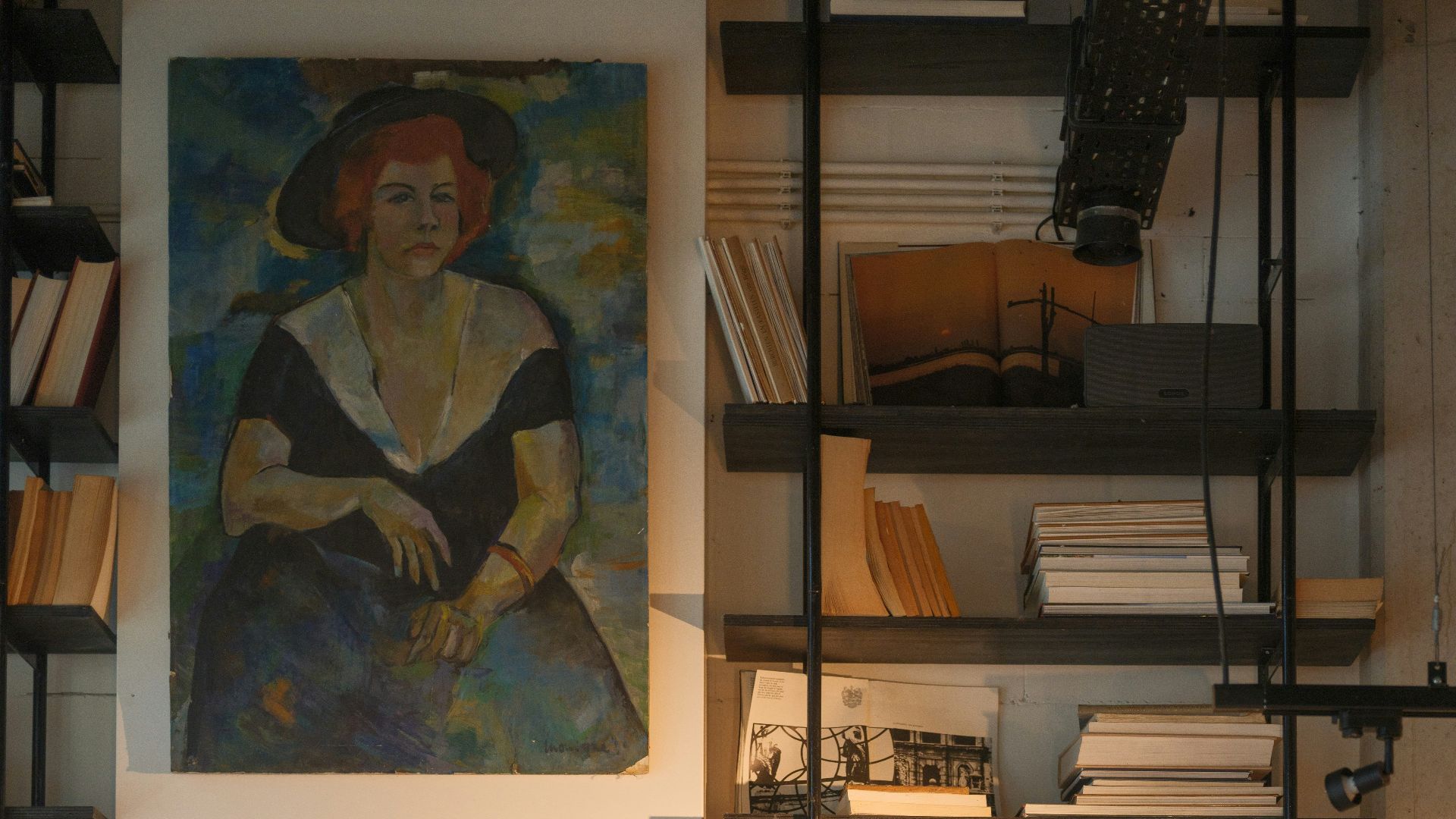 16. Ils aménagent leurs étagères avec sobriété