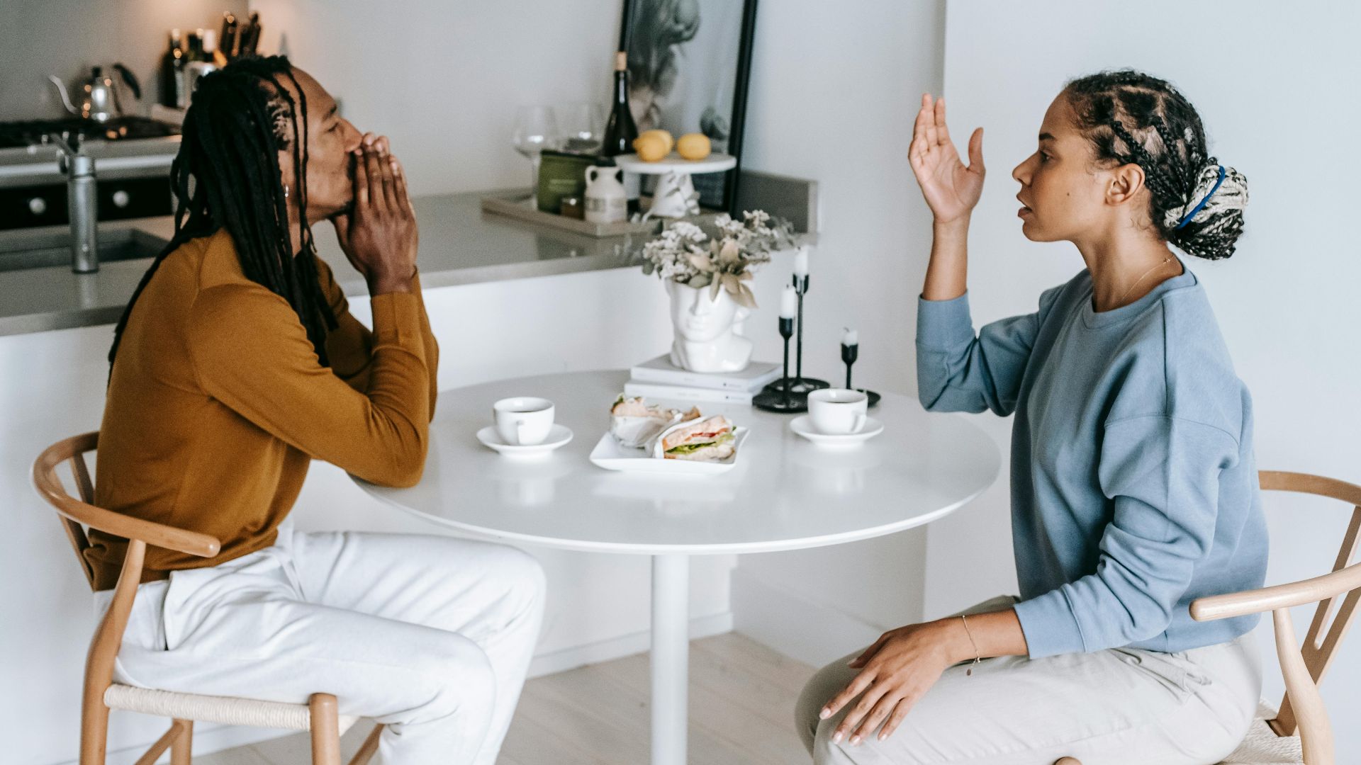 10. Ils cessent de se faire mutuellement confiance