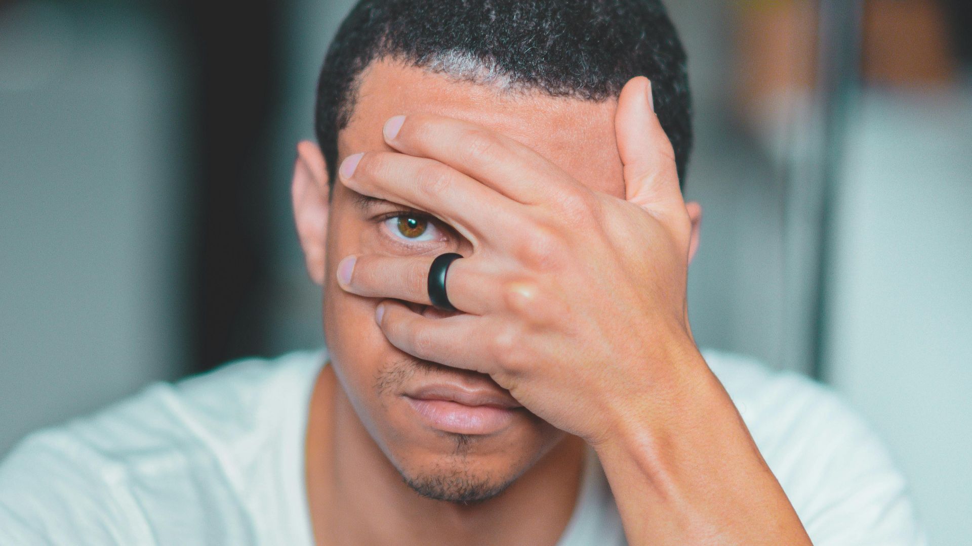 3. Ils ne lui accordent que le strict minimum de courtoisie