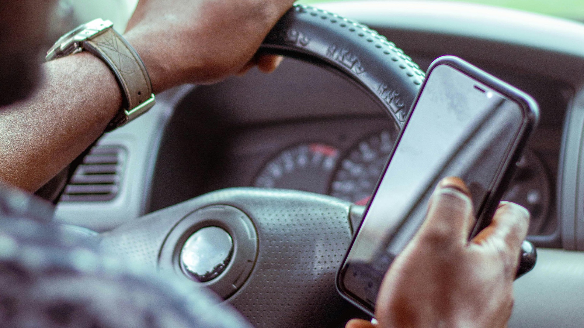4. Ils sont constamment au téléphone quand ils conduisent