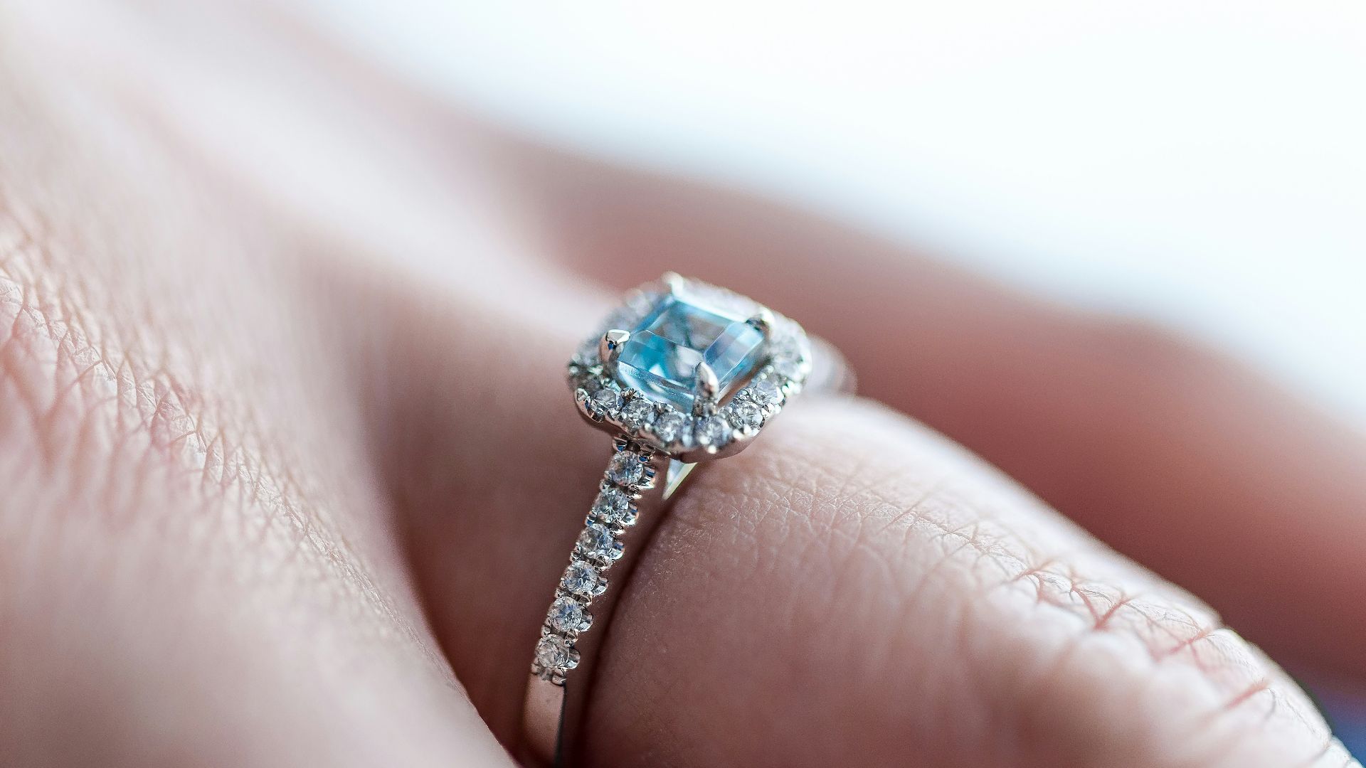 9. Une touche de couleur avec une pierre précieuse