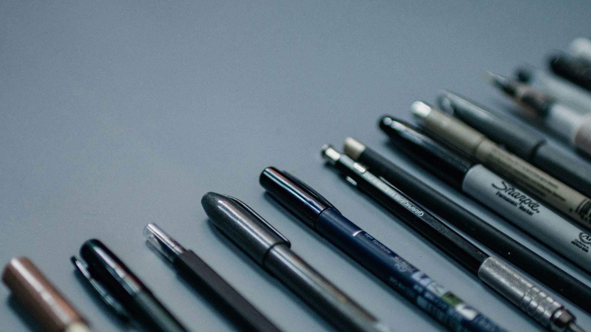 9. Des stylos à l'encre séchée dans la console