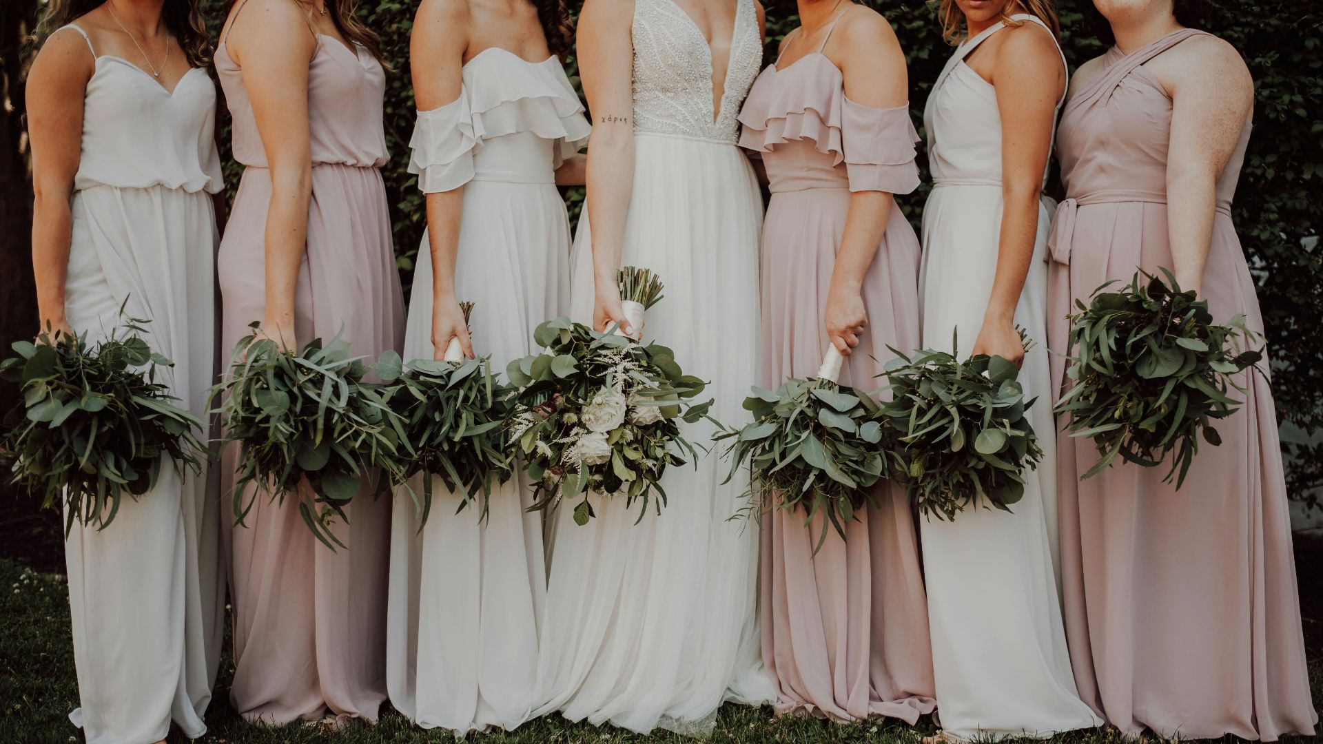 2. La robe bustier à encolure en cœur