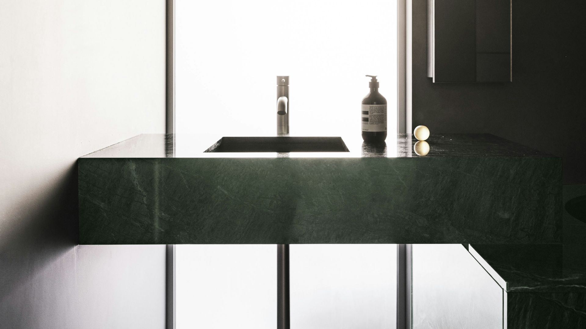 20. La salle de bains ultra-minimaliste qui dégage une impression de sobriété