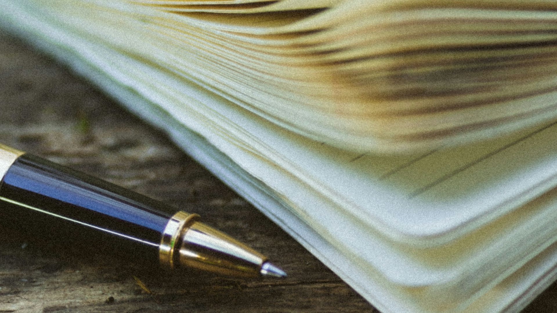 15. Un stylo et un bloc-notes