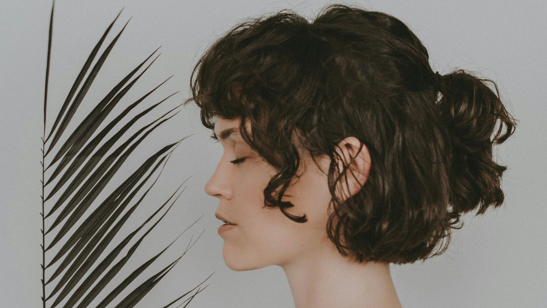 9. Glissez les mèches courtes derrière vos oreilles