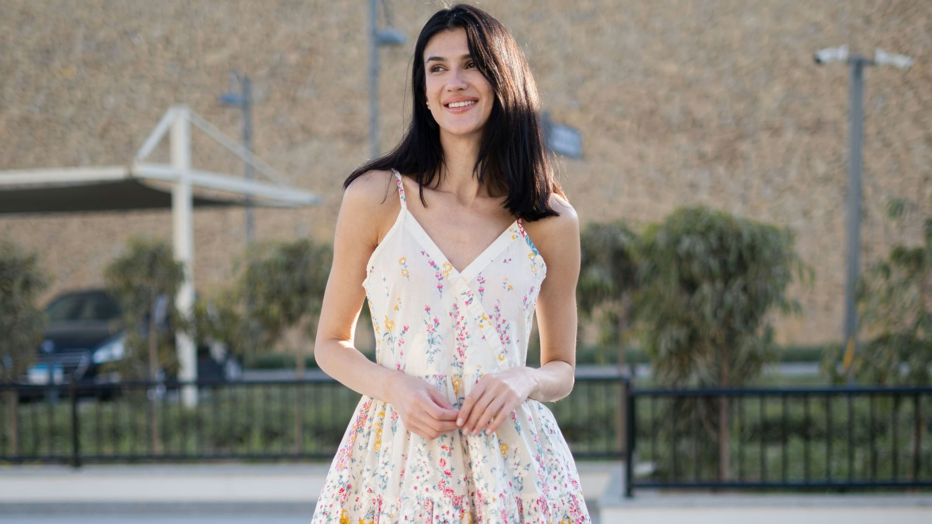 3. Robe mi-longue avec des accessoires discrets