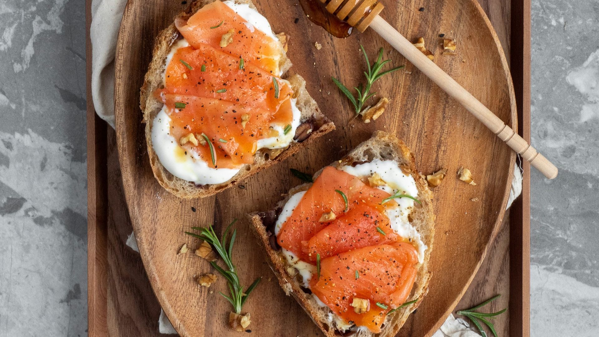 3. Assiette de petit-déjeuner au saumon fumé