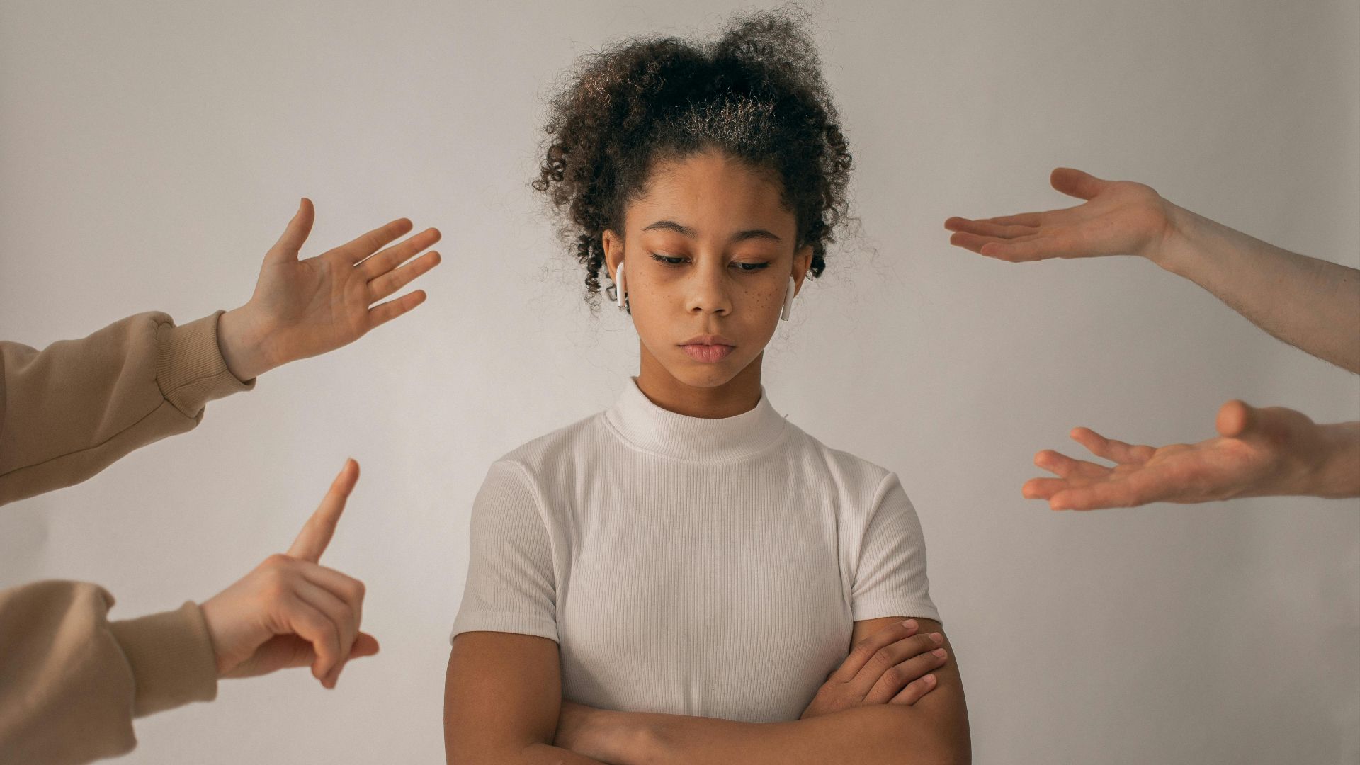 20 signes qui montrent que tu es la fille « par défaut » dans ta famille