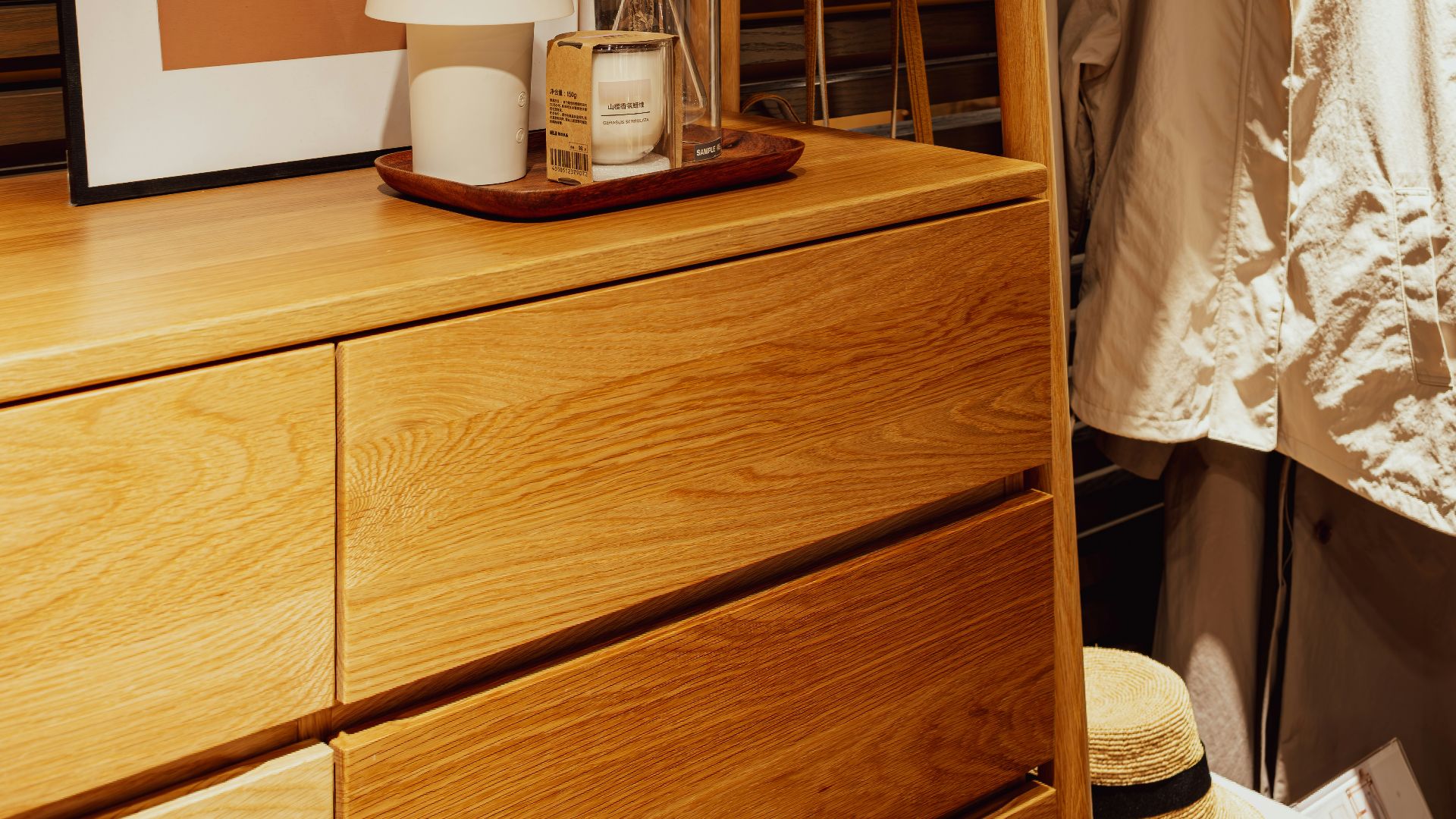 3. Commodes en bois aux lignes épurées