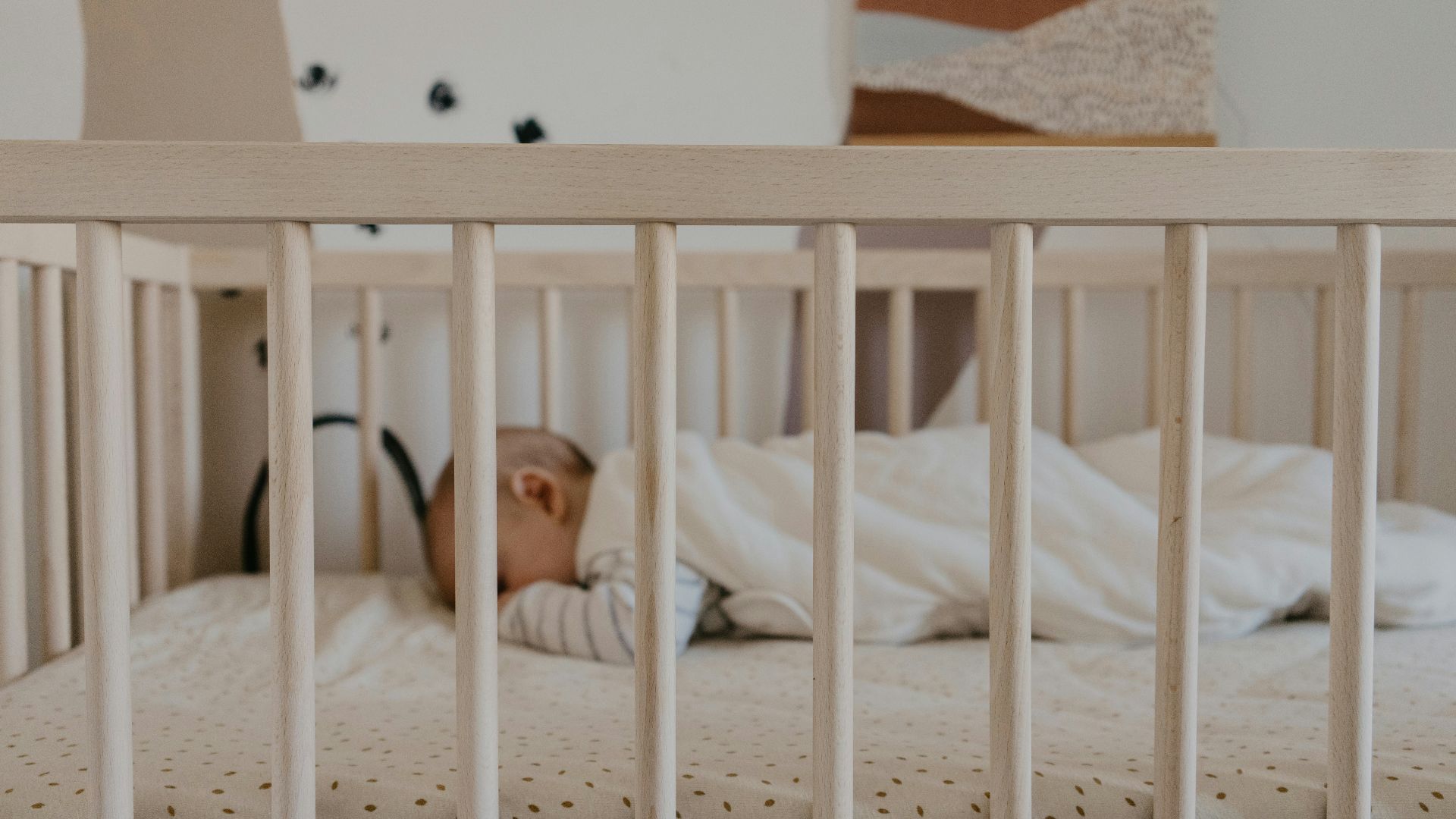 4. Un lit bébé et un matelas fermes et conformes aux normes de sécurité