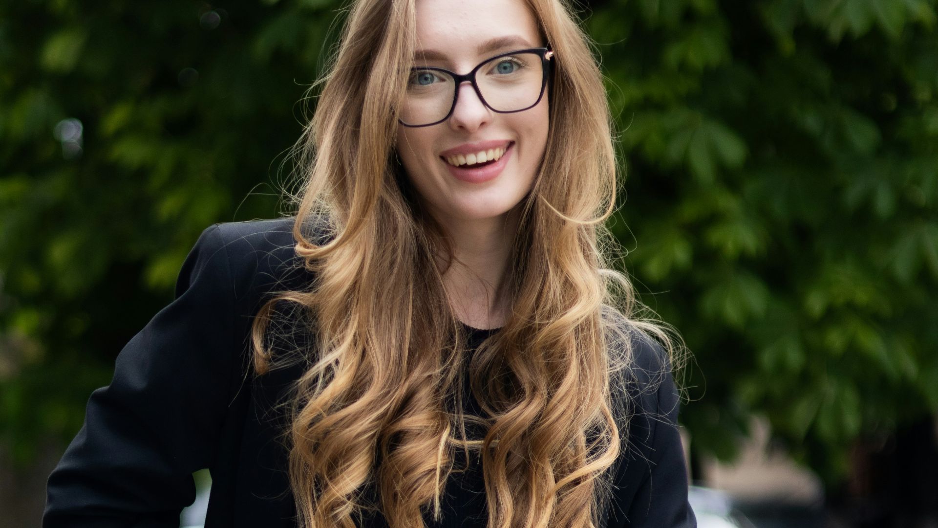 4. Un blazer avec un jean à coupe droite